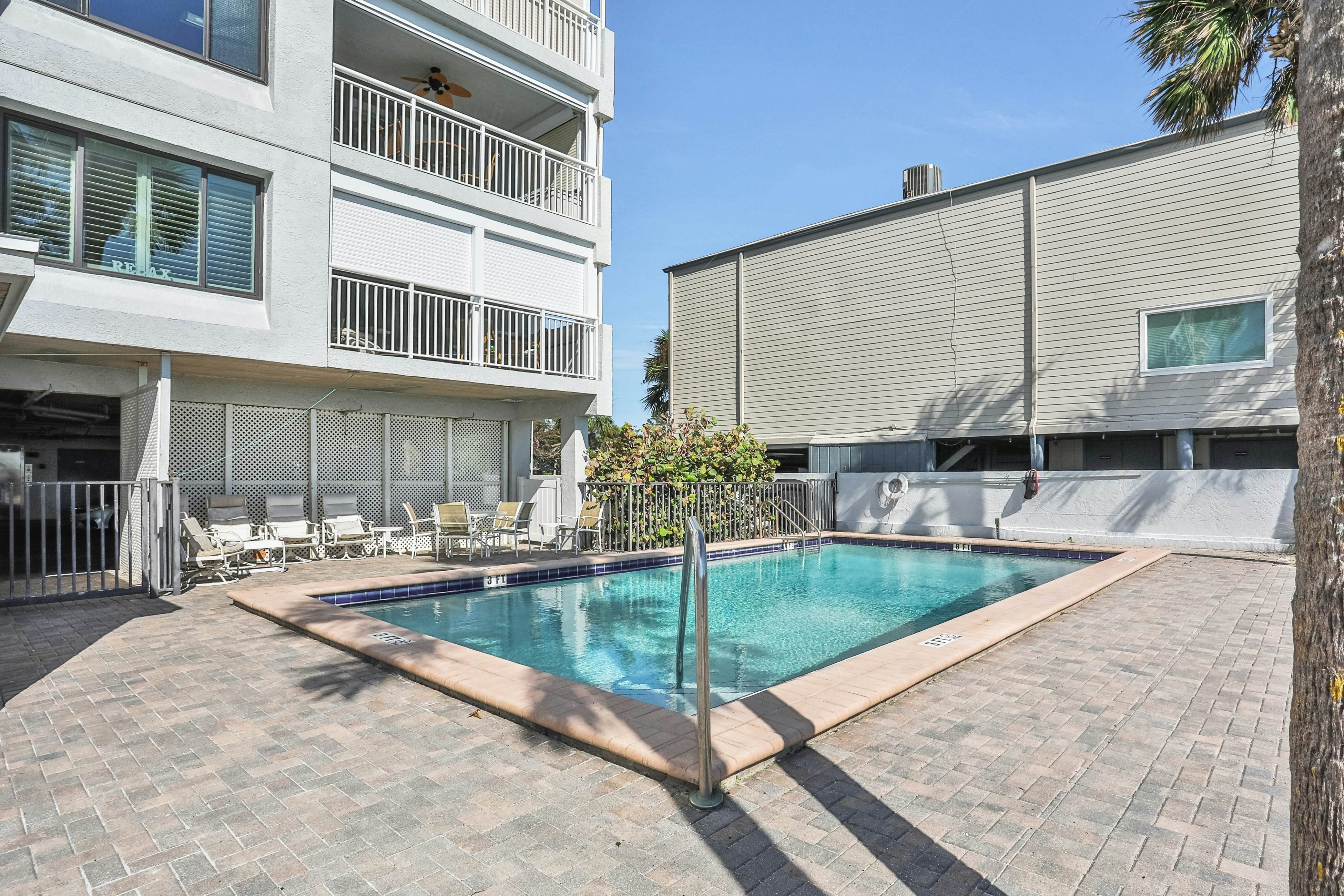 5th-floor beachfront condo w/private balcony, W/D, on-site outdoor pool and AC