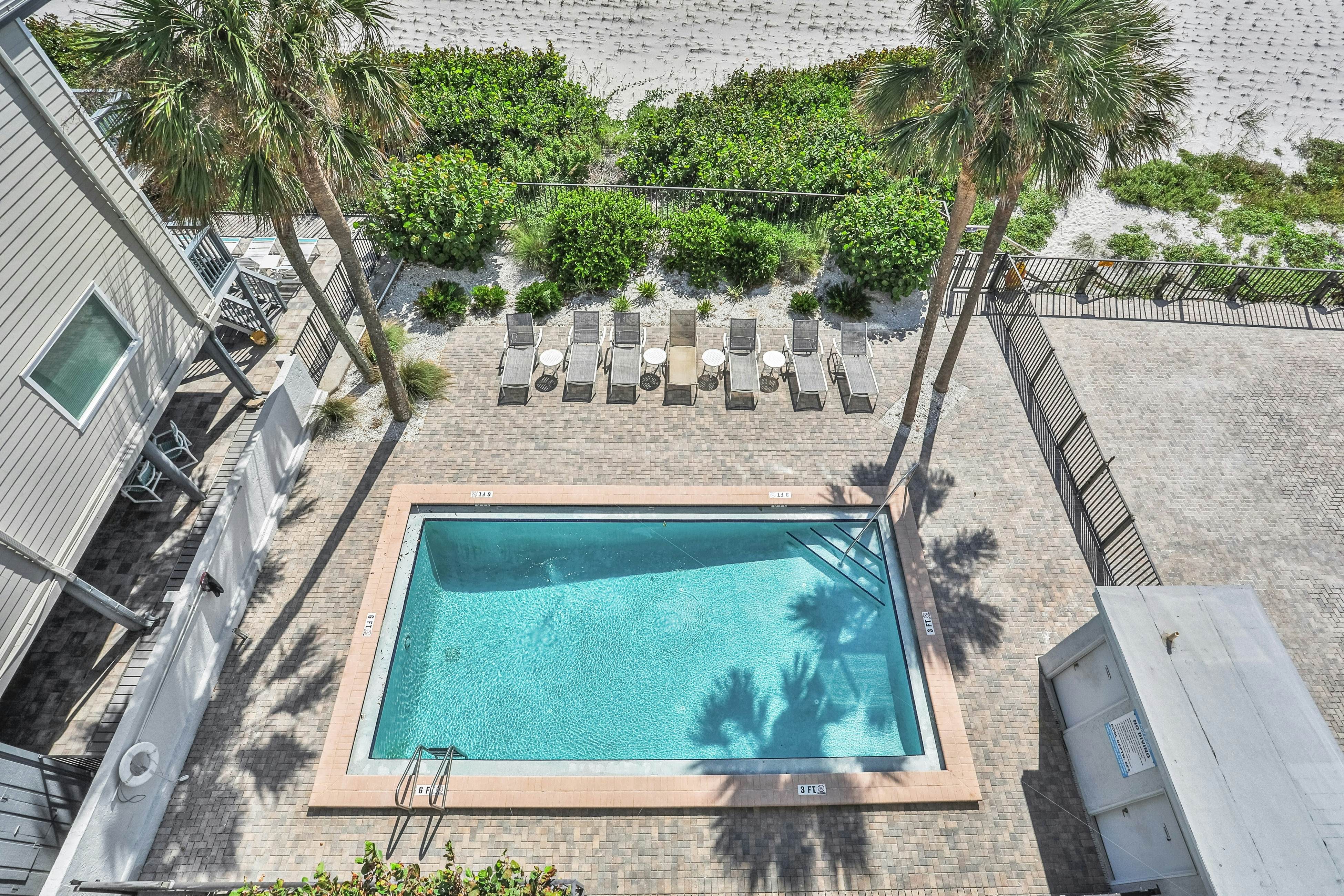 5th-floor beachfront condo w/private balcony, W/D, on-site outdoor pool and AC