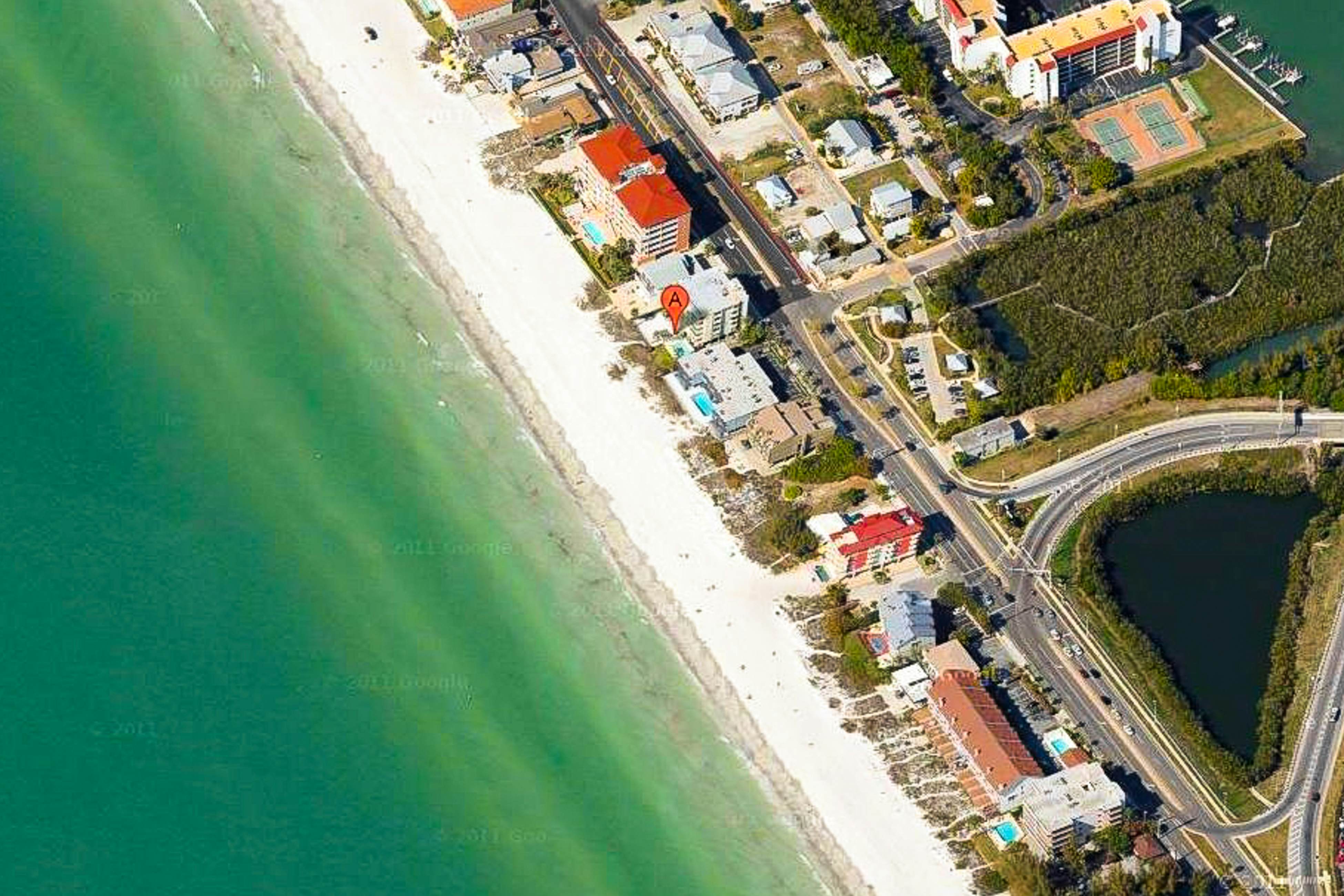 5th-floor beachfront condo w/private balcony, W/D, on-site outdoor pool and AC