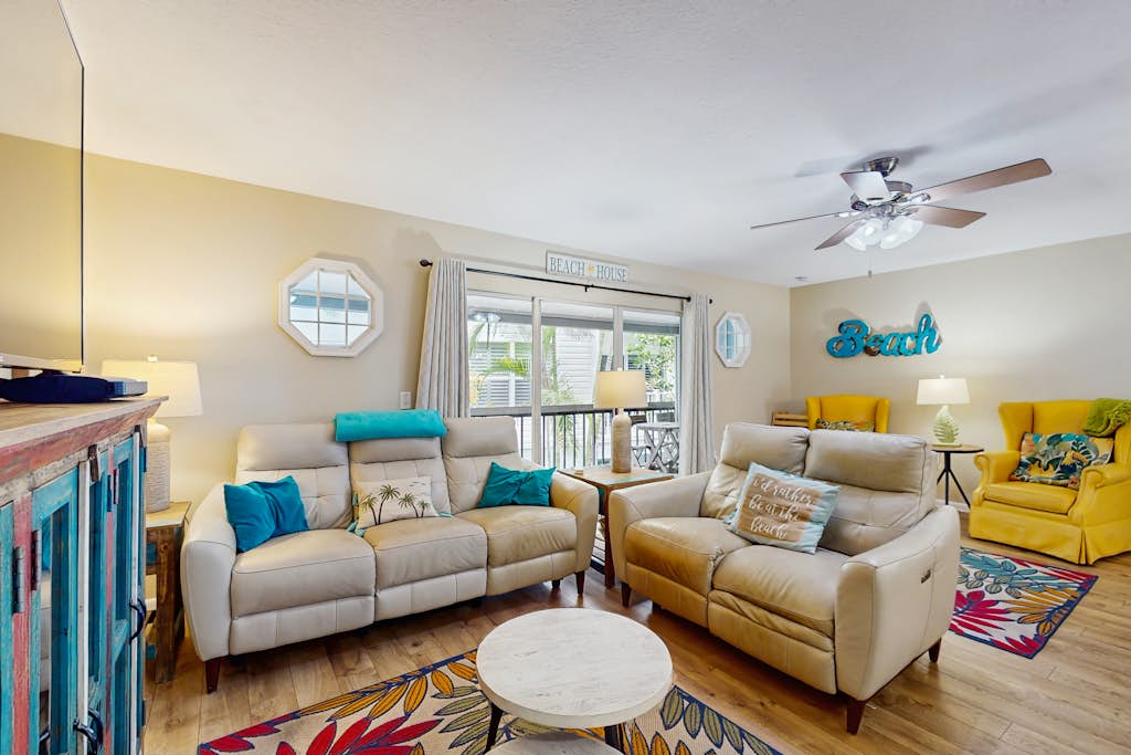 Intracoastal gem with kayaks paddleboards and pool access walk to beach