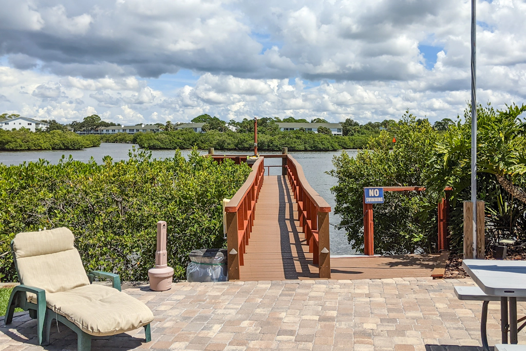 Intracoastal gem with kayaks paddleboards and pool access walk to beach