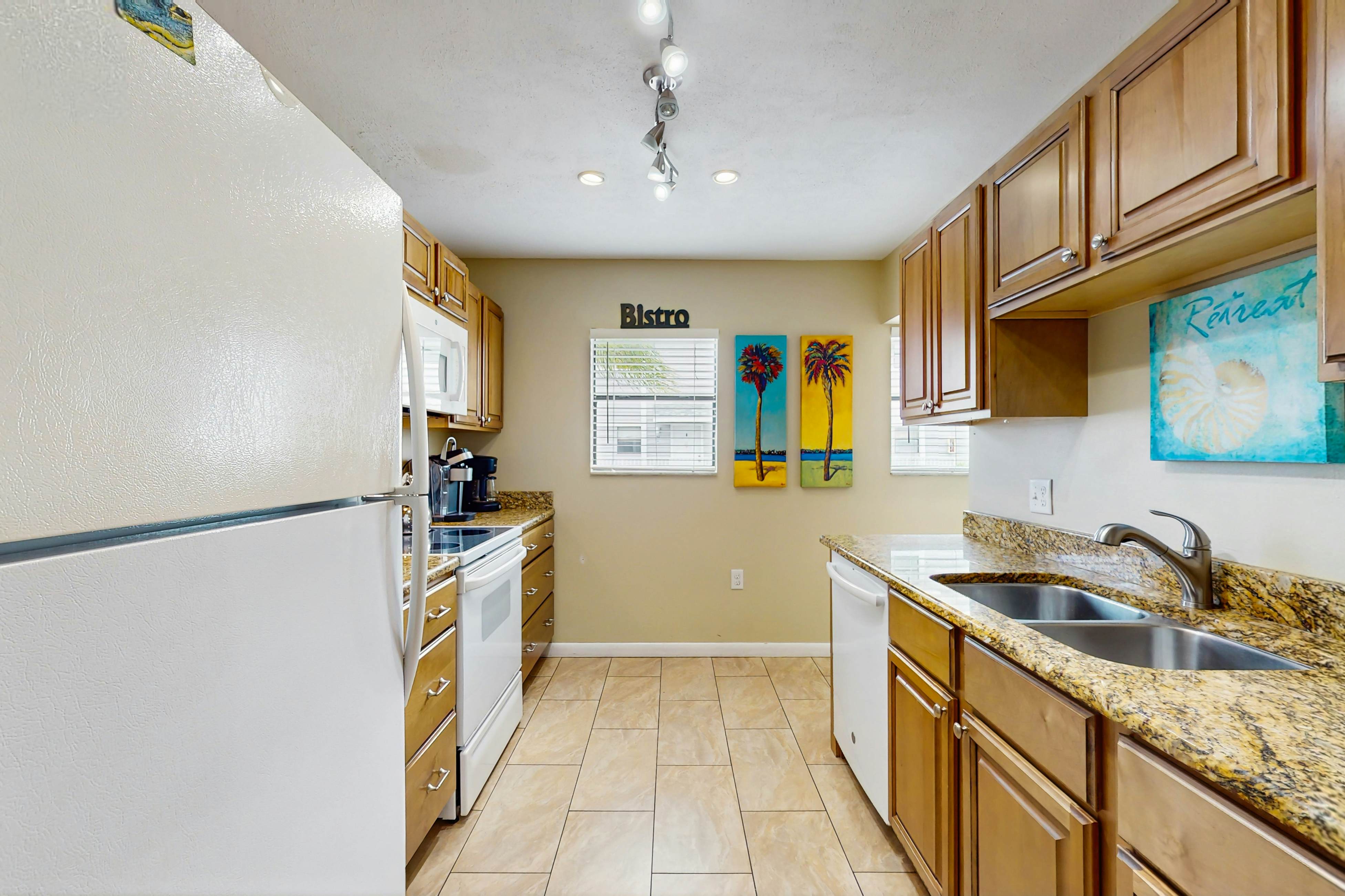 Intracoastal gem with kayaks, paddleboards & pool access - walk to beach