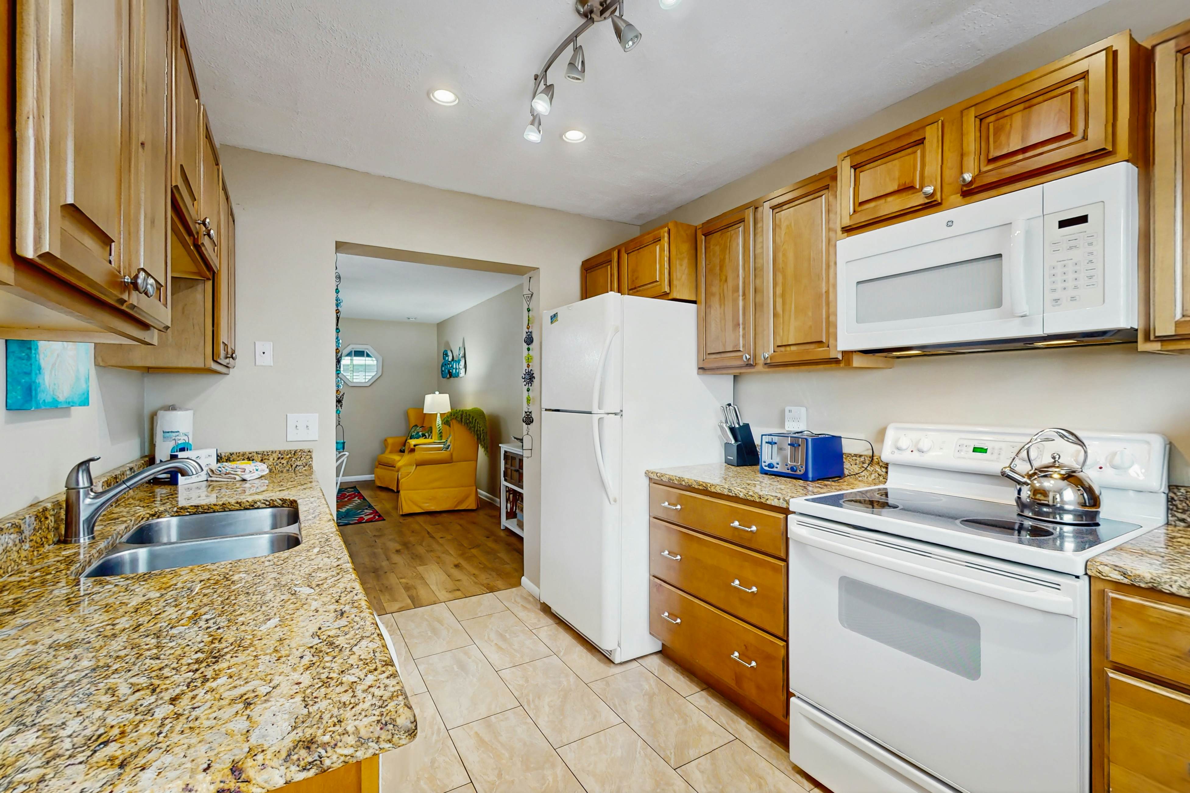 Intracoastal gem with kayaks, paddleboards & pool access - walk to beach