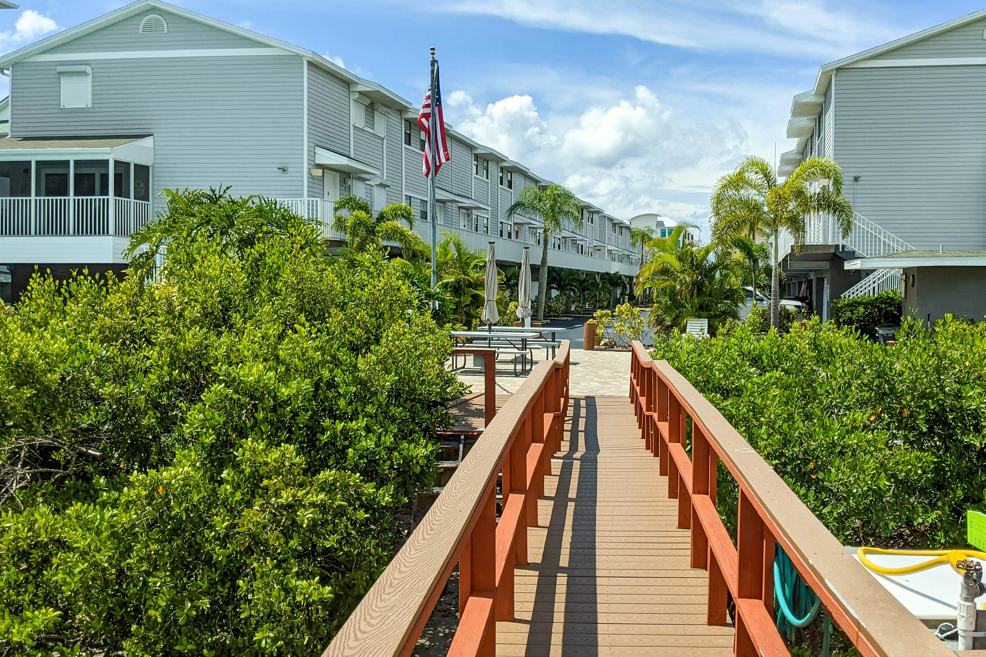 Intracoastal gem with kayaks, paddleboards & pool access - walk to beach