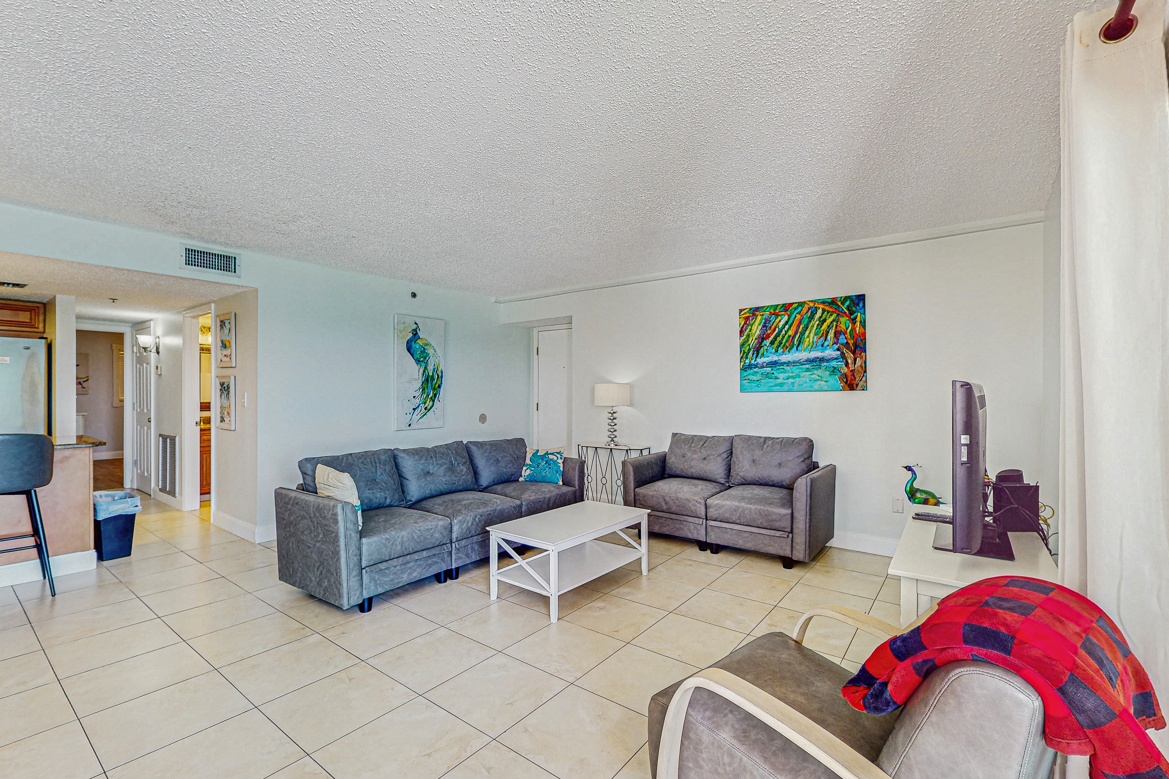 Plush condo with amazing sunsets on Gulf view balcony snowbirds OK