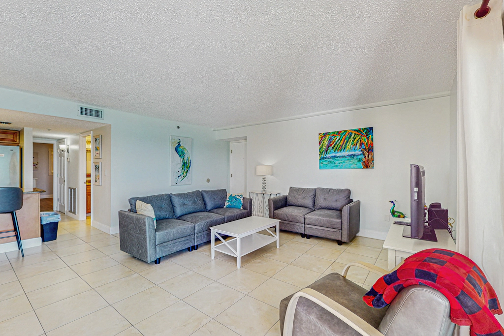 Plush condo with amazing sunsets on Gulf view balcony snowbirds OK