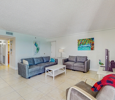 Plush condo with amazing sunsets on Gulf view balcony snowbirds OK