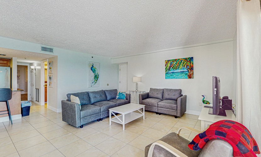 Plush condo with amazing sunsets on Gulf view balcony snowbirds OK