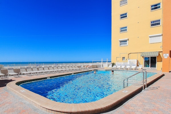 Plush condo with amazing sunsets on Gulf view balcony snowbirds OK
