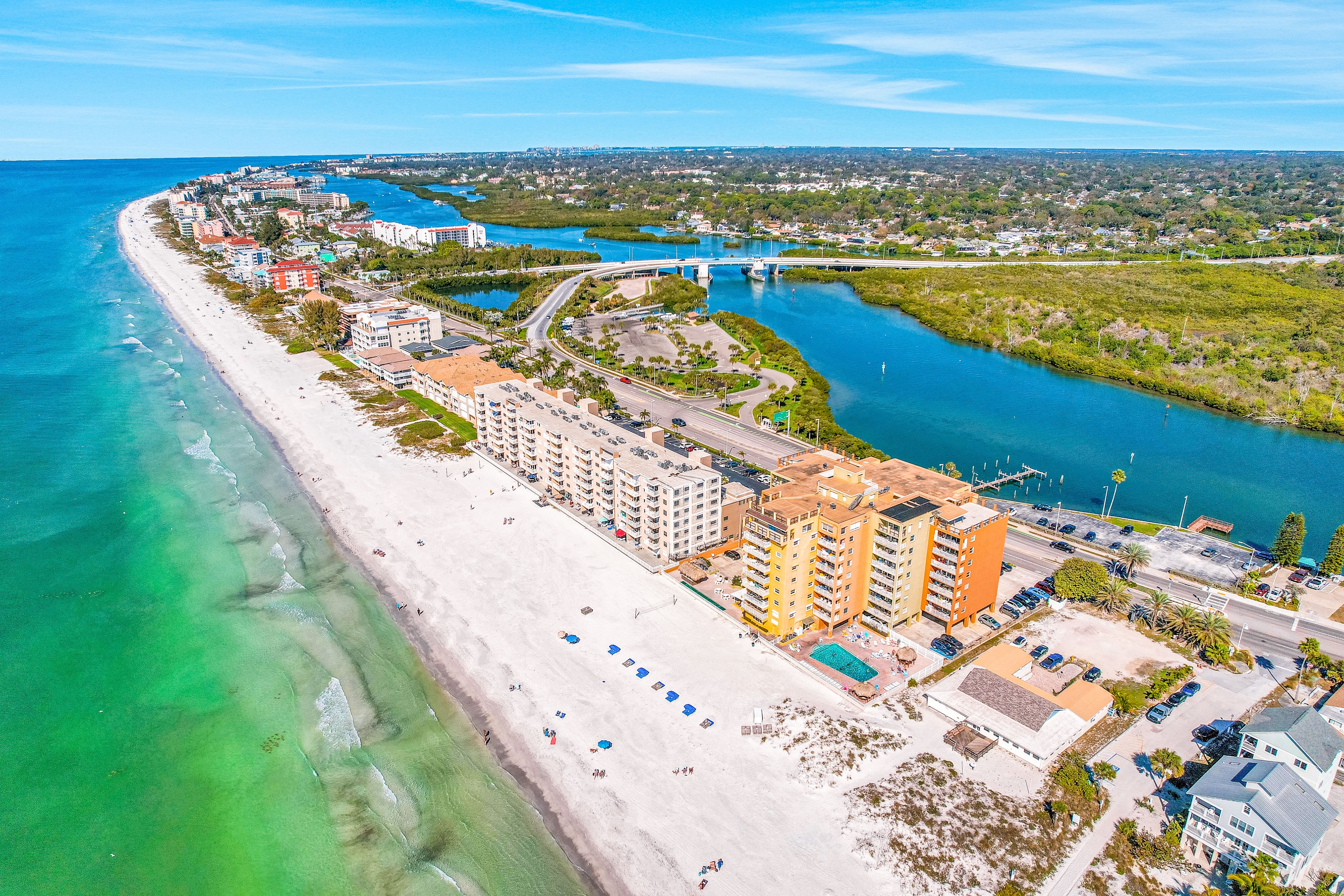 Plush condo with amazing sunsets on Gulf view balcony snowbirds OK