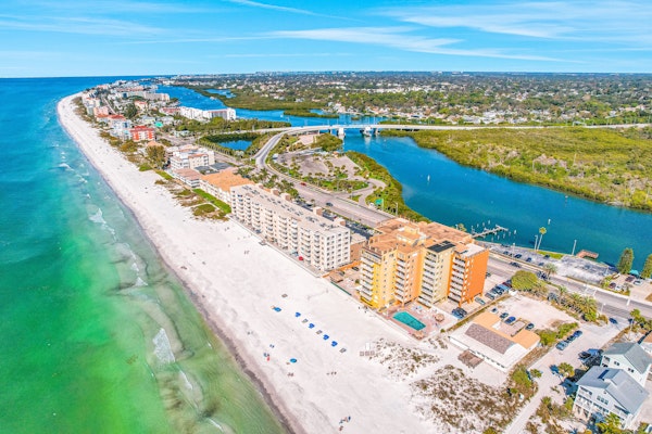 Plush condo with amazing sunsets on Gulf view balcony snowbirds OK