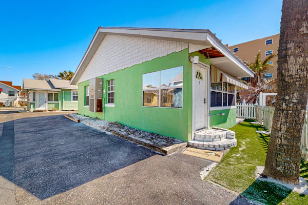 Gulf front beach cottage with full kitchen and central AC
