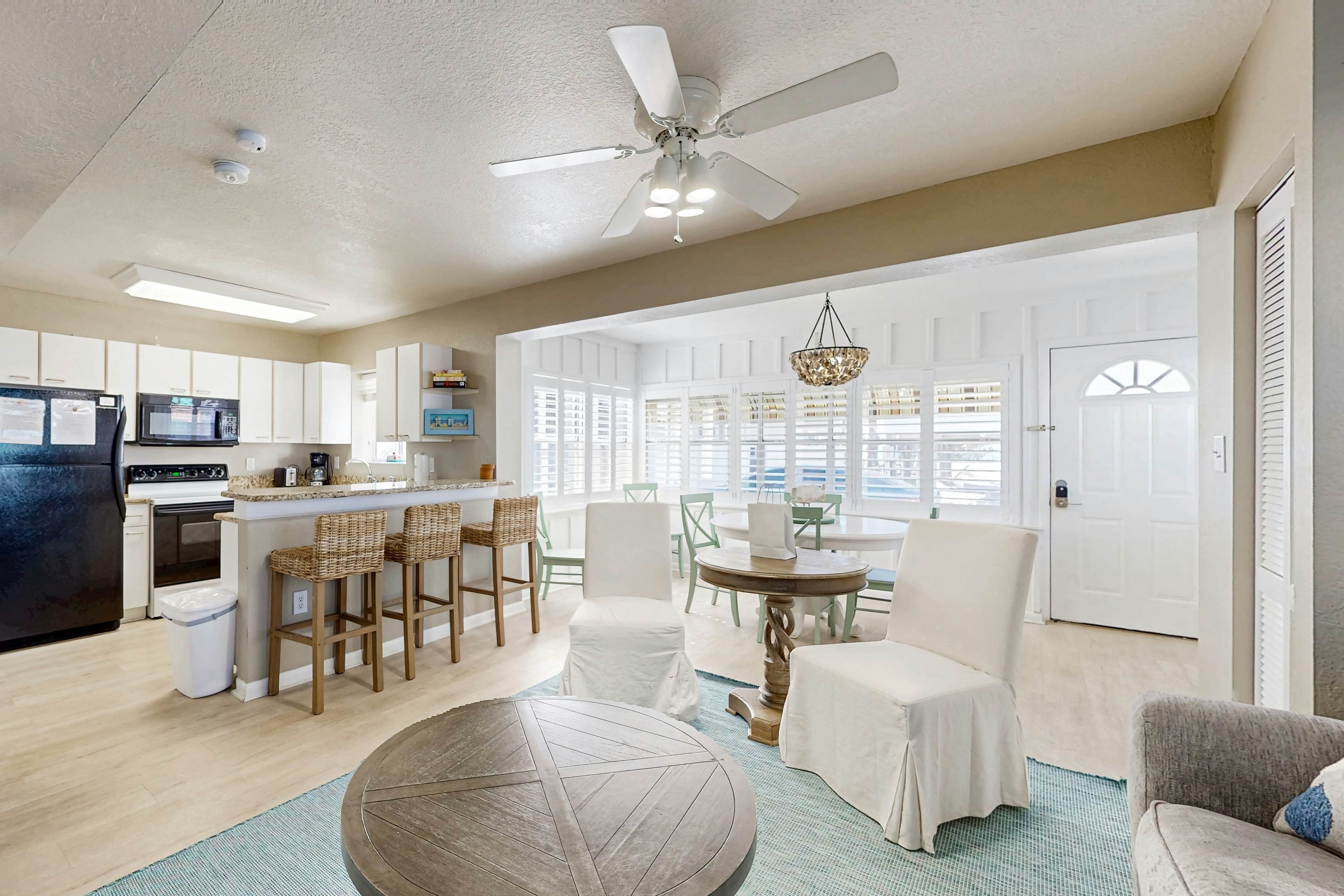 Gulf-front beach cottage with full kitchen & central AC