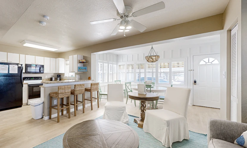 Gulf front beach cottage with full kitchen and central AC