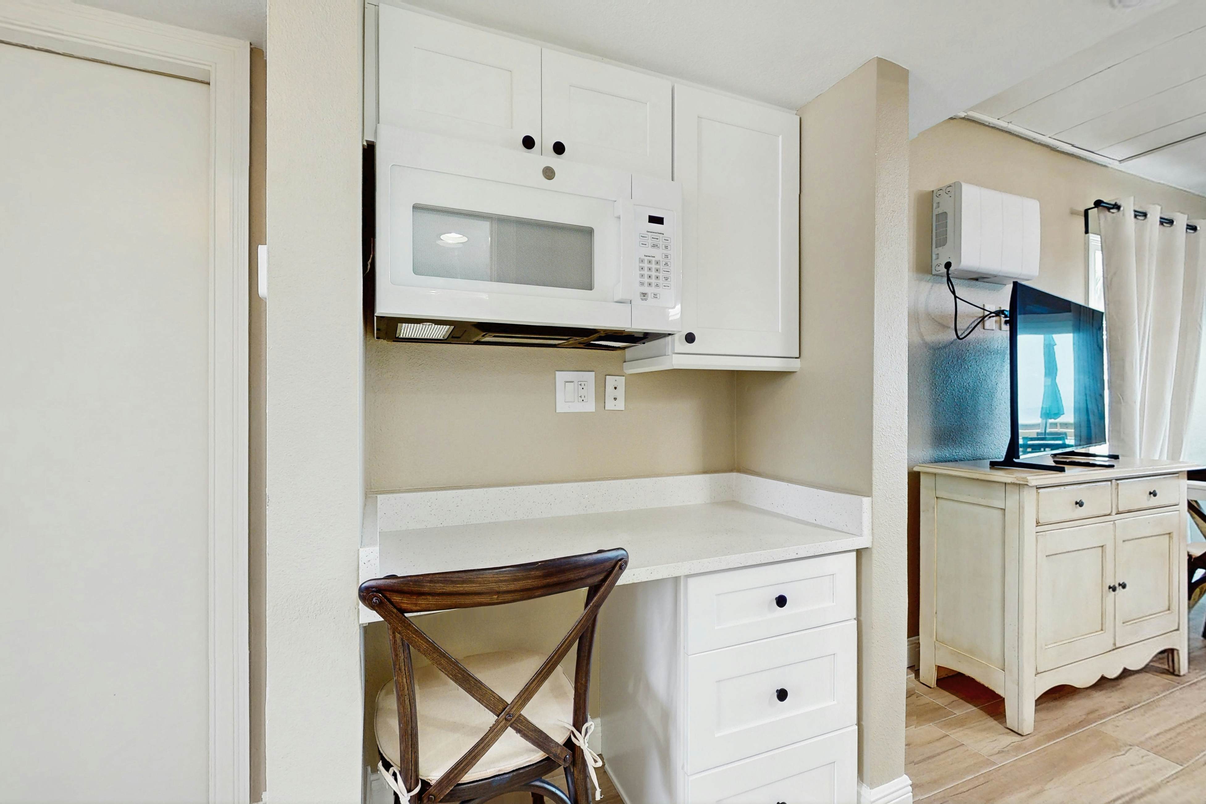 Gulf-front condo with full kitchen & central AC