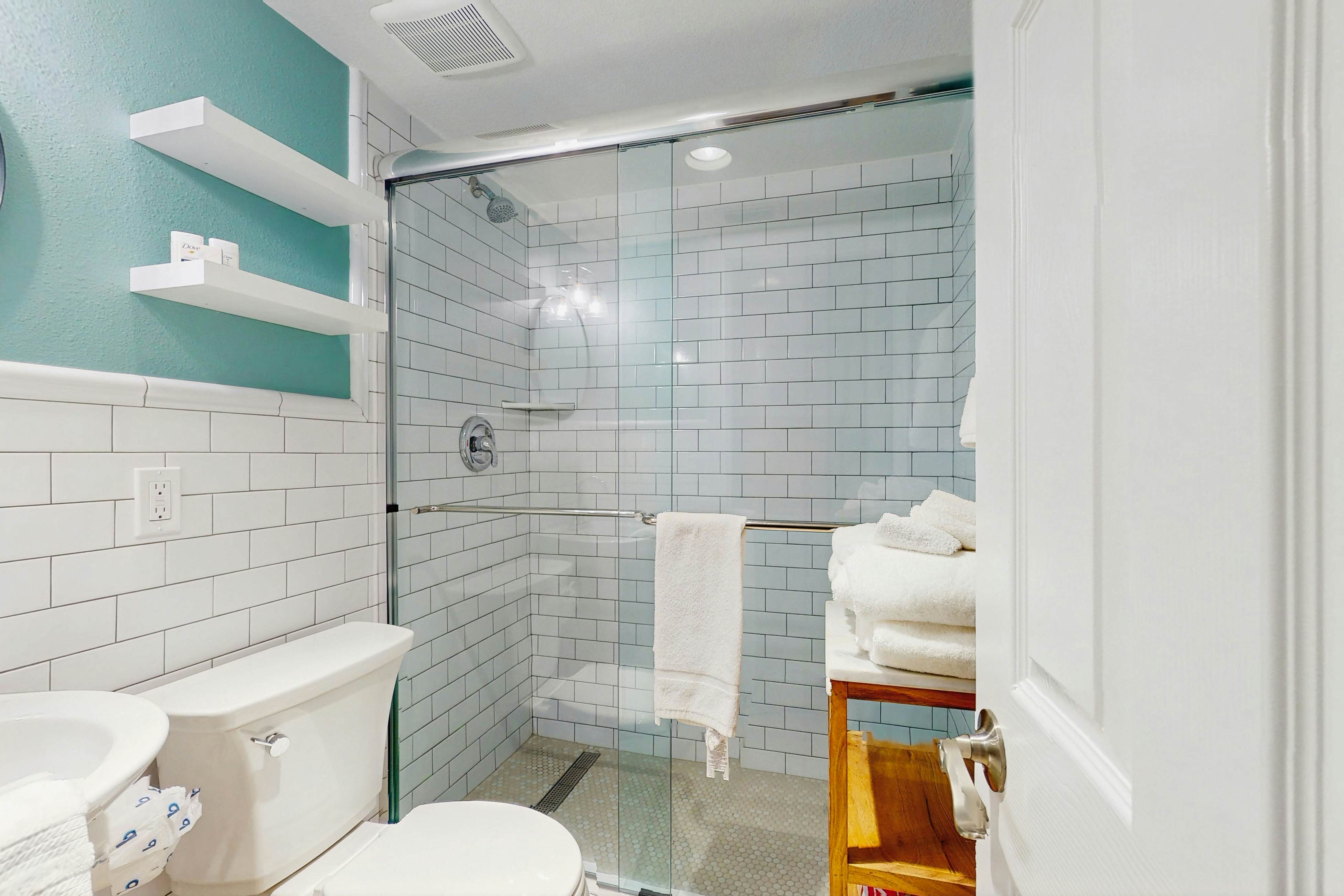 Gulf-front condo with full kitchen & central AC