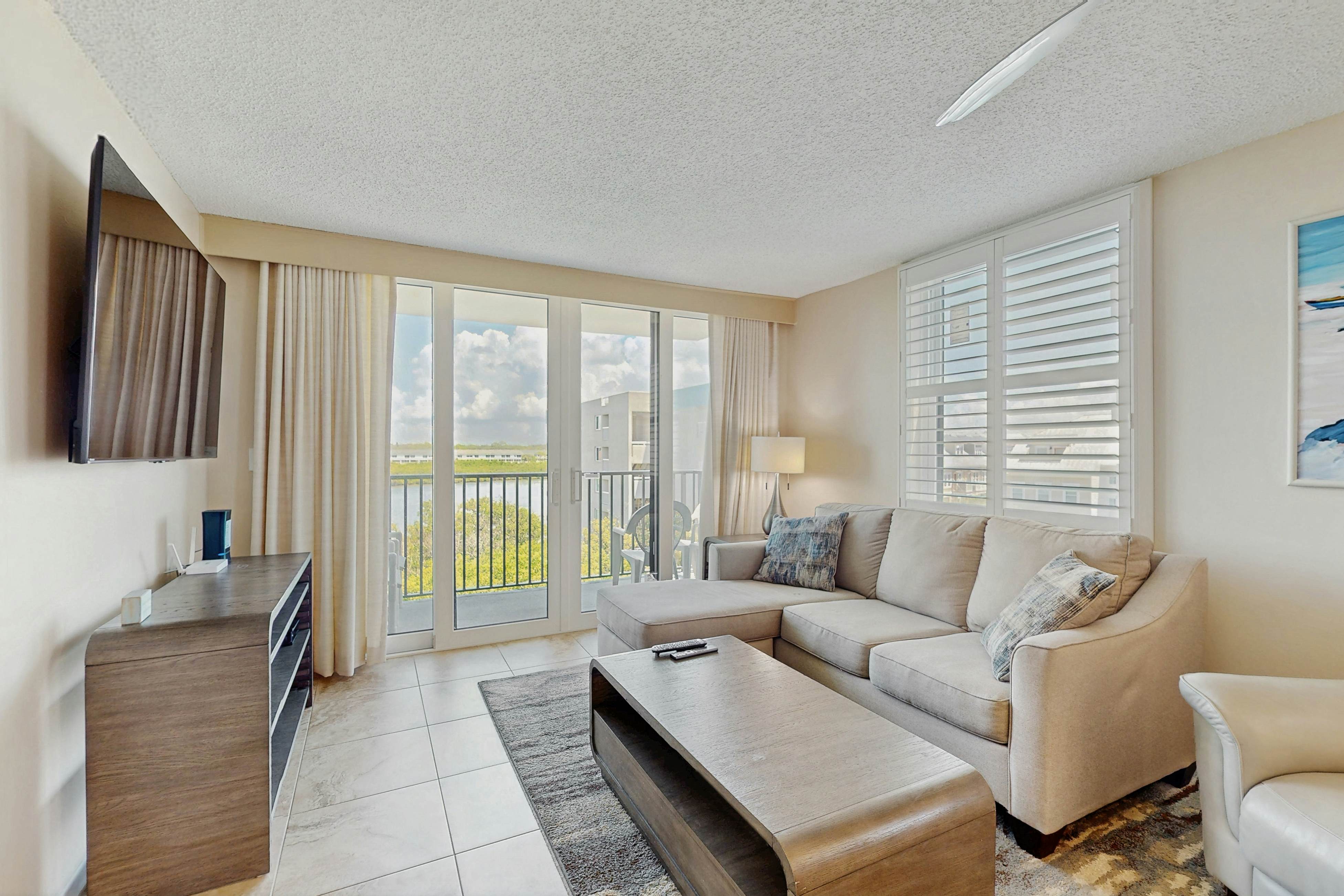 Snowbird-friendly oceanfront gem with WiFi, AC, access to pool, hot tub, & dock