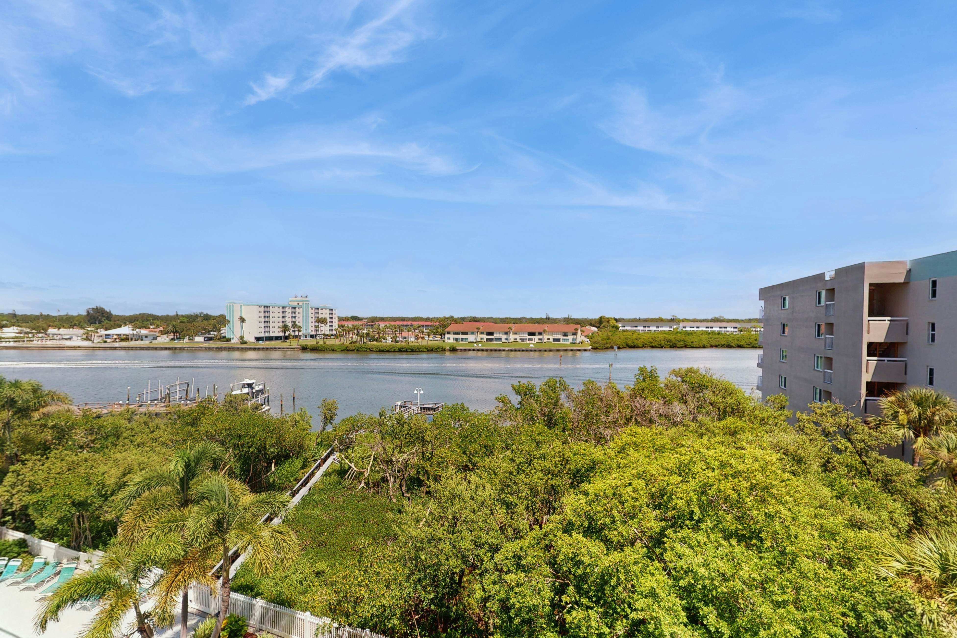 Snowbird-friendly oceanfront gem with WiFi, AC, access to pool, hot tub, & dock