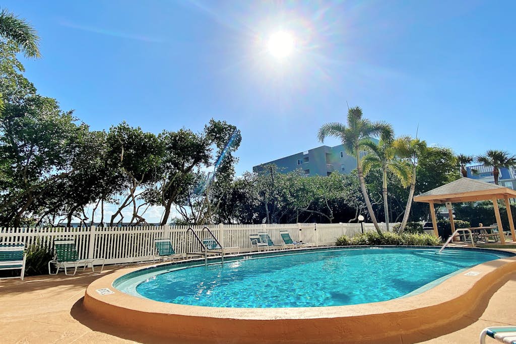 Snowbird friendly oceanfront gem with WiFi AC access to pool hot tub and dock
