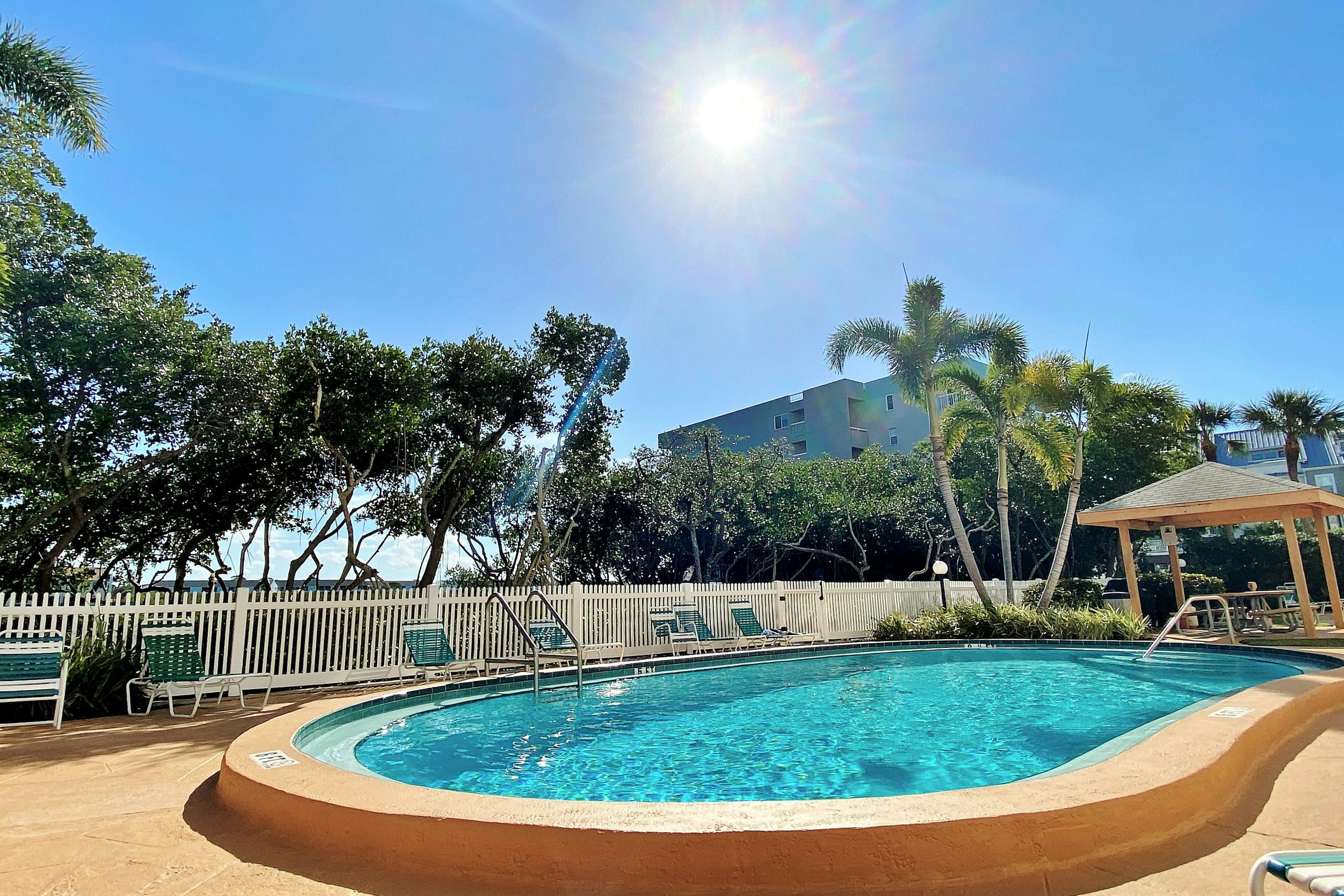 Snowbird-friendly oceanfront gem with WiFi, AC, access to pool, hot tub, & dock