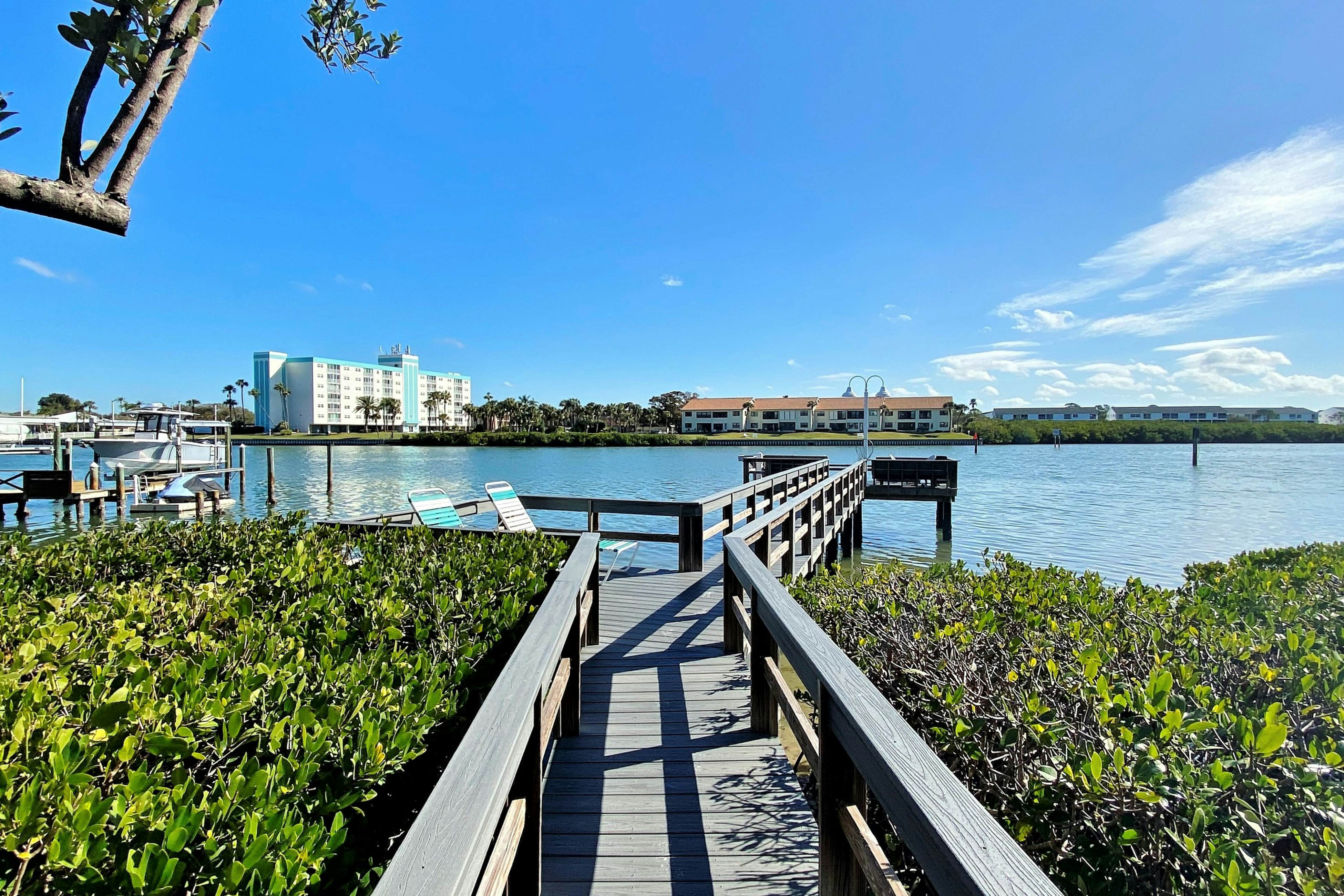 Snowbird-friendly oceanfront gem with WiFi, AC, access to pool, hot tub, & dock