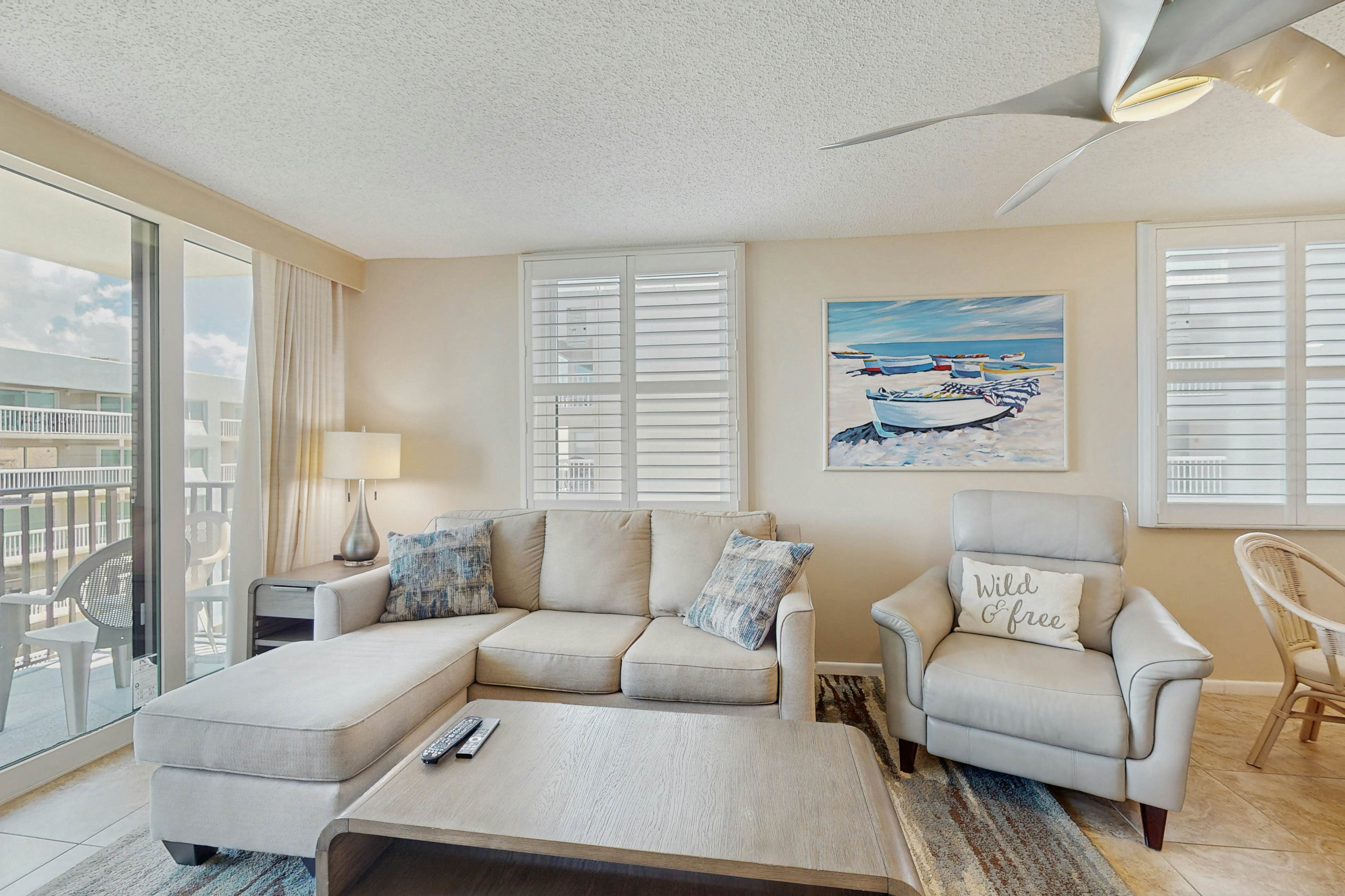 Snowbird-friendly oceanfront gem with WiFi, AC, access to pool, hot tub, & dock