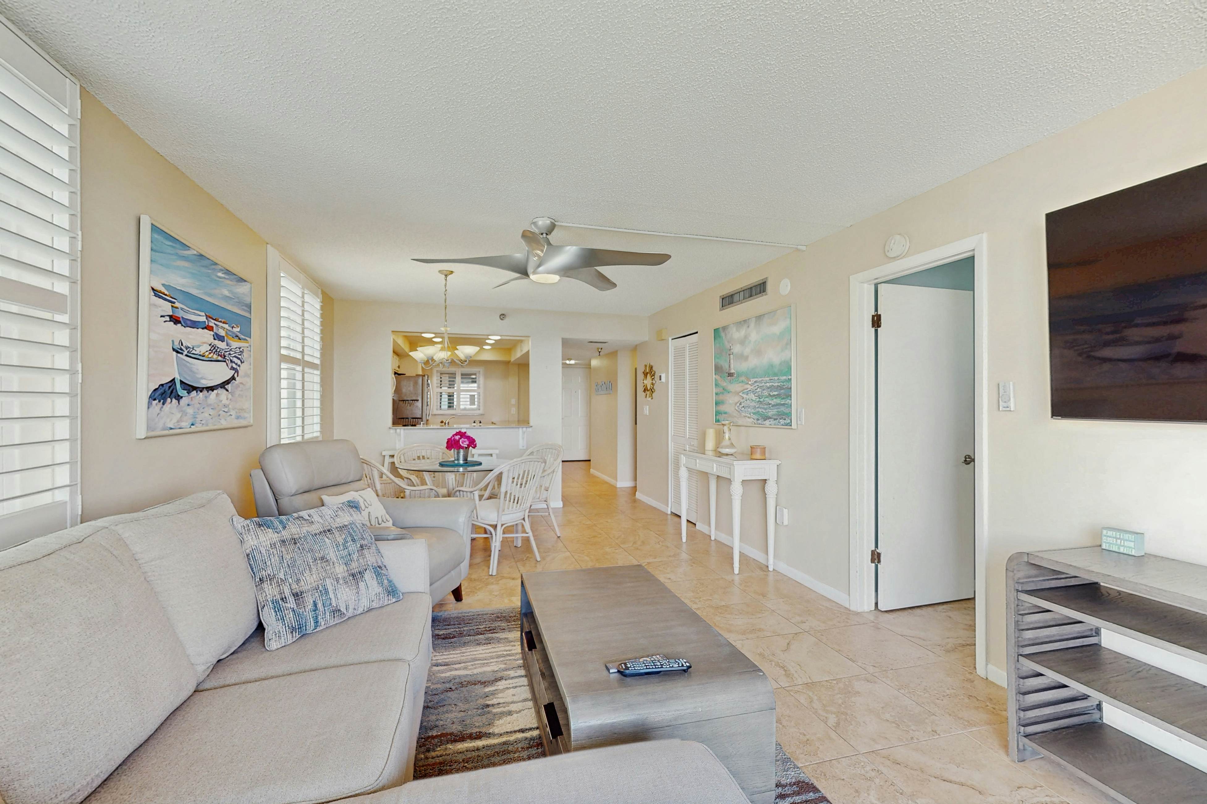 Snowbird-friendly oceanfront gem with WiFi, AC, access to pool, hot tub, & dock