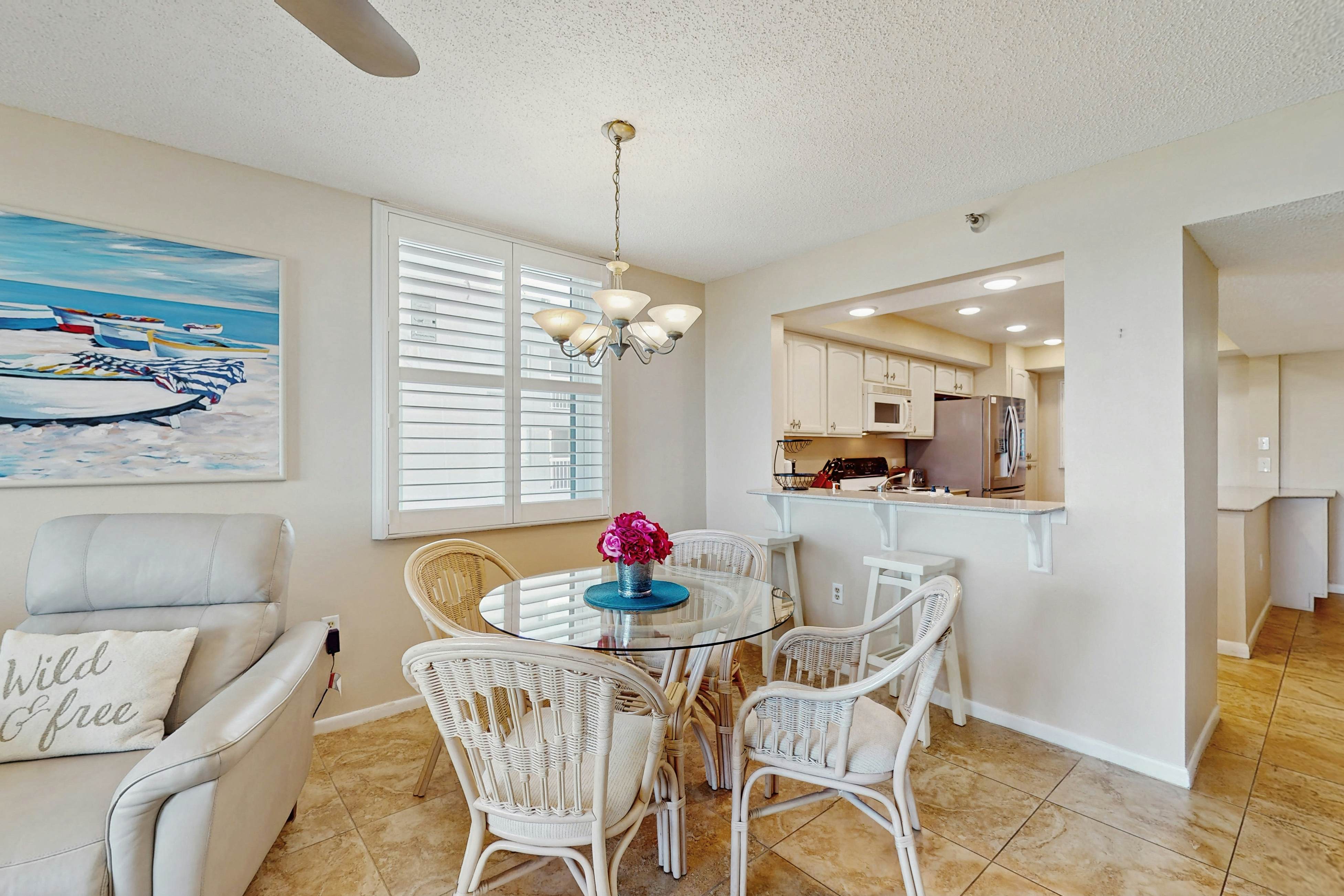 Snowbird-friendly oceanfront gem with WiFi, AC, access to pool, hot tub, & dock