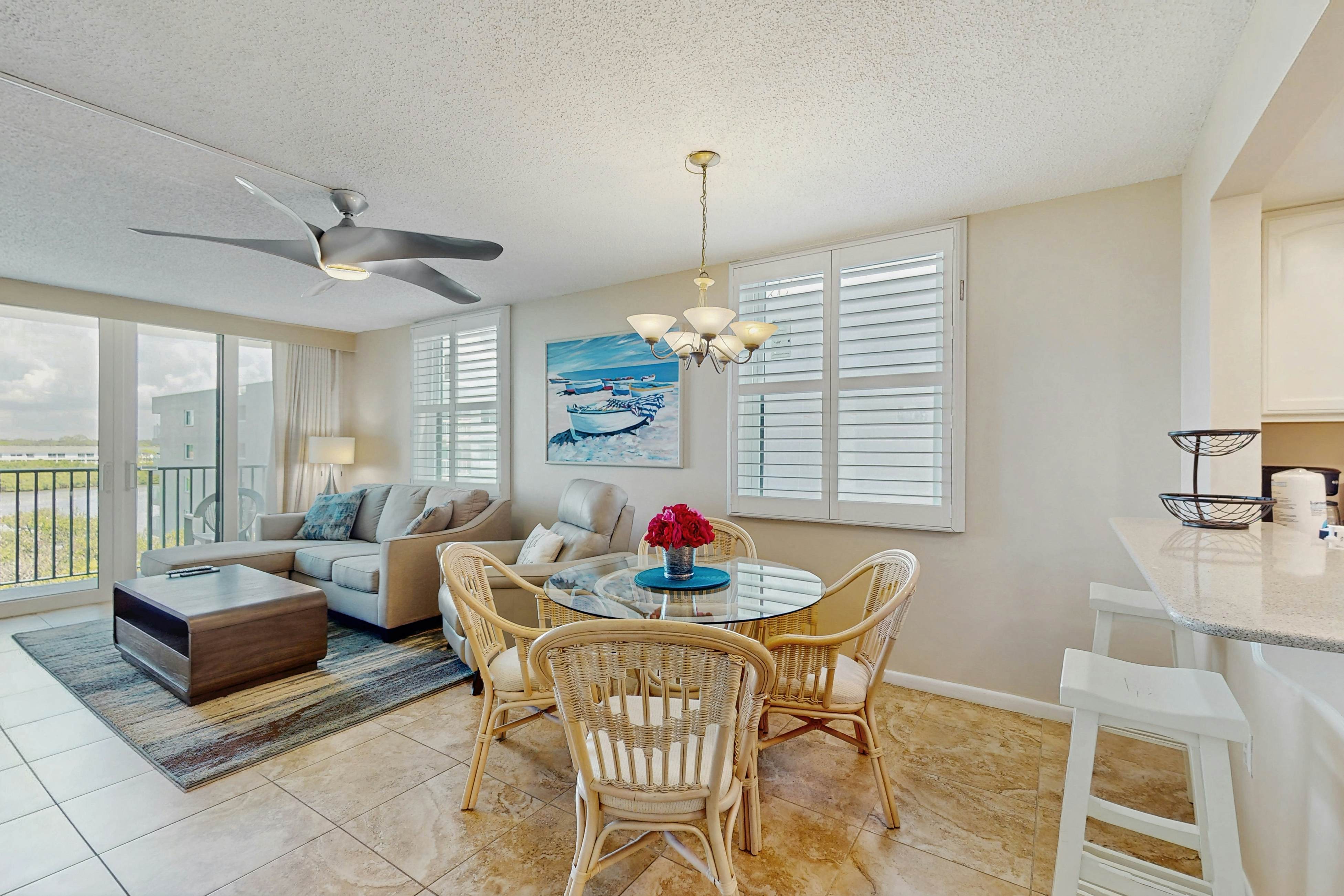 Snowbird-friendly oceanfront gem with WiFi, AC, access to pool, hot tub, & dock