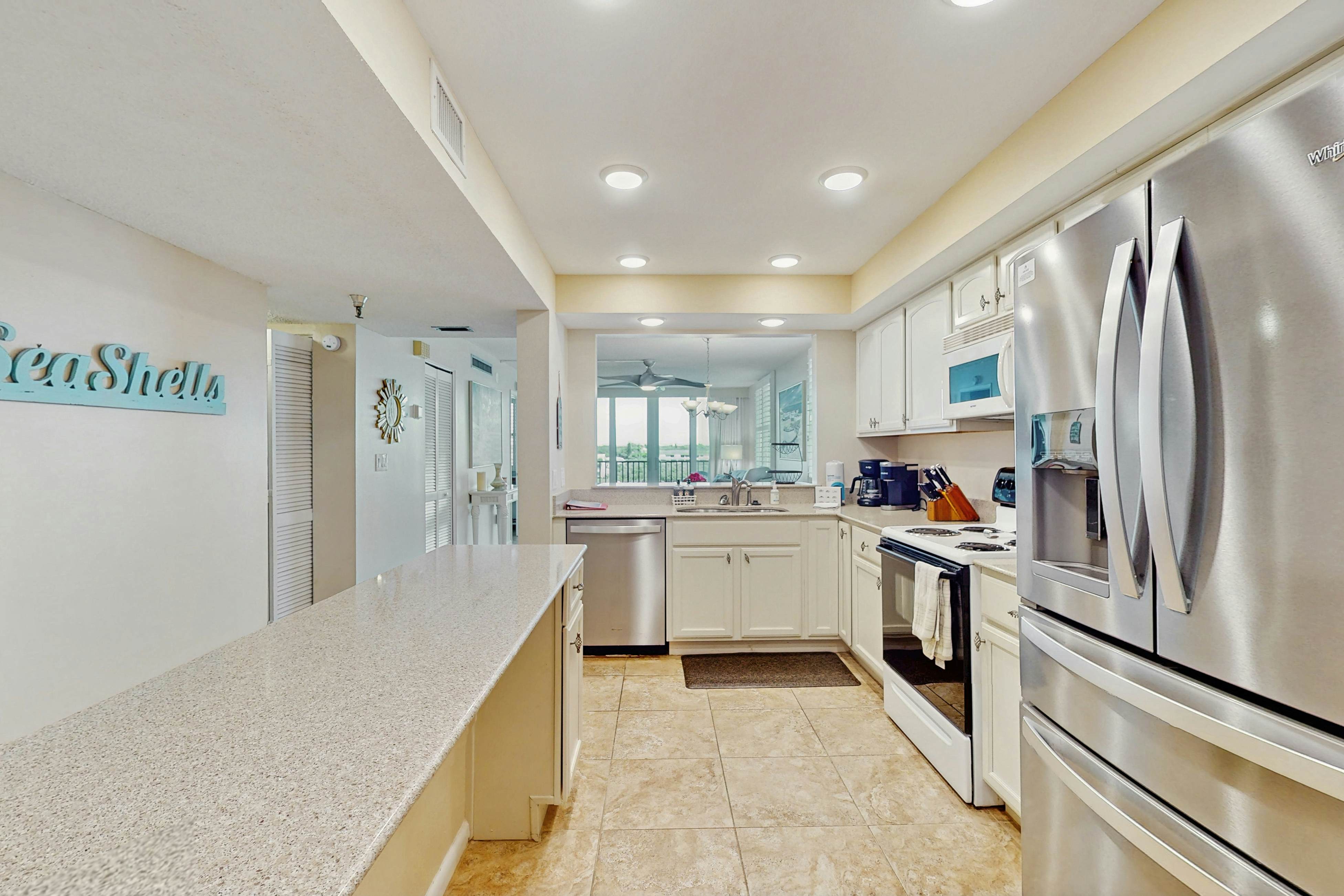 Snowbird-friendly oceanfront gem with WiFi, AC, access to pool, hot tub, & dock