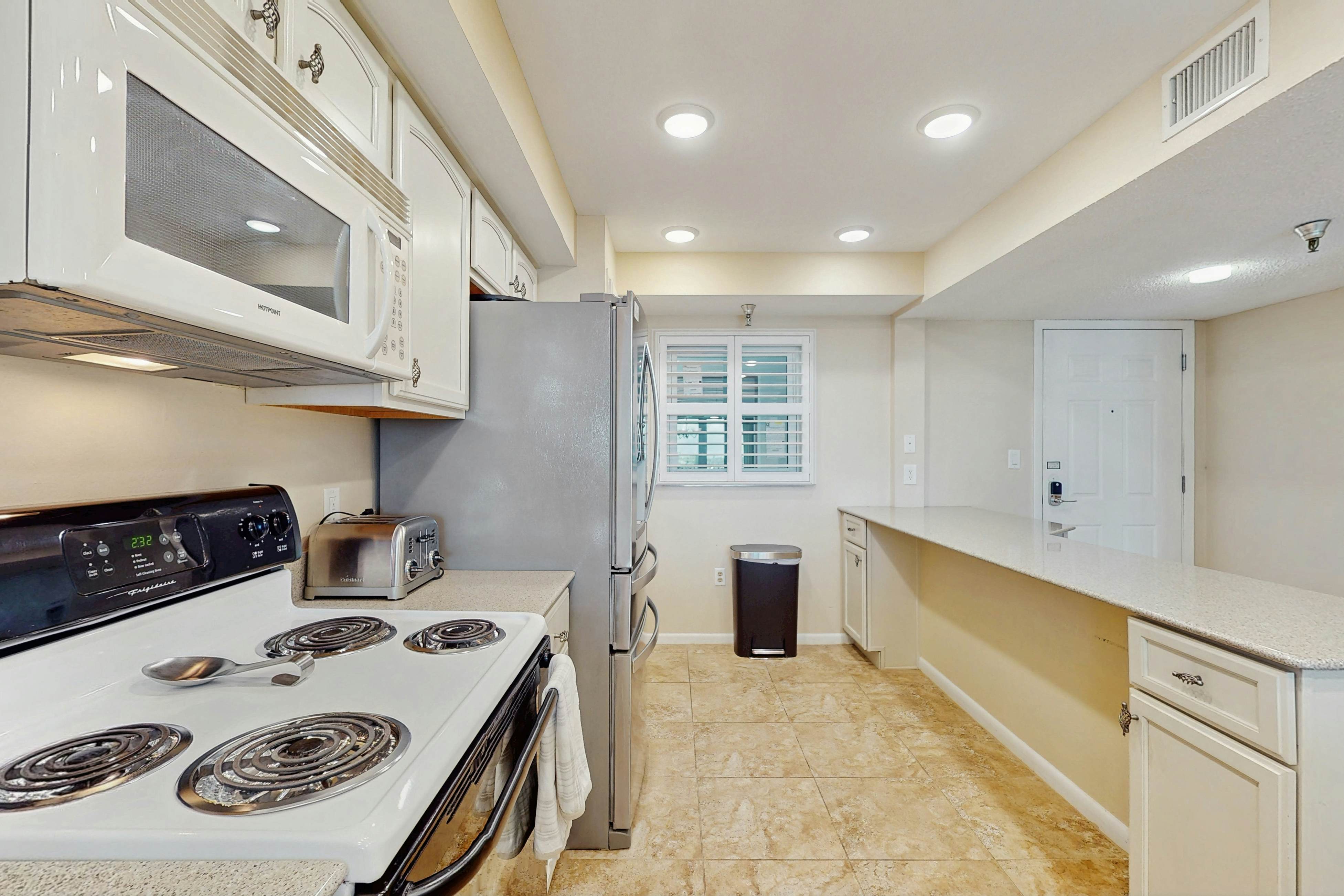 Snowbird-friendly oceanfront gem with WiFi, AC, access to pool, hot tub, & dock