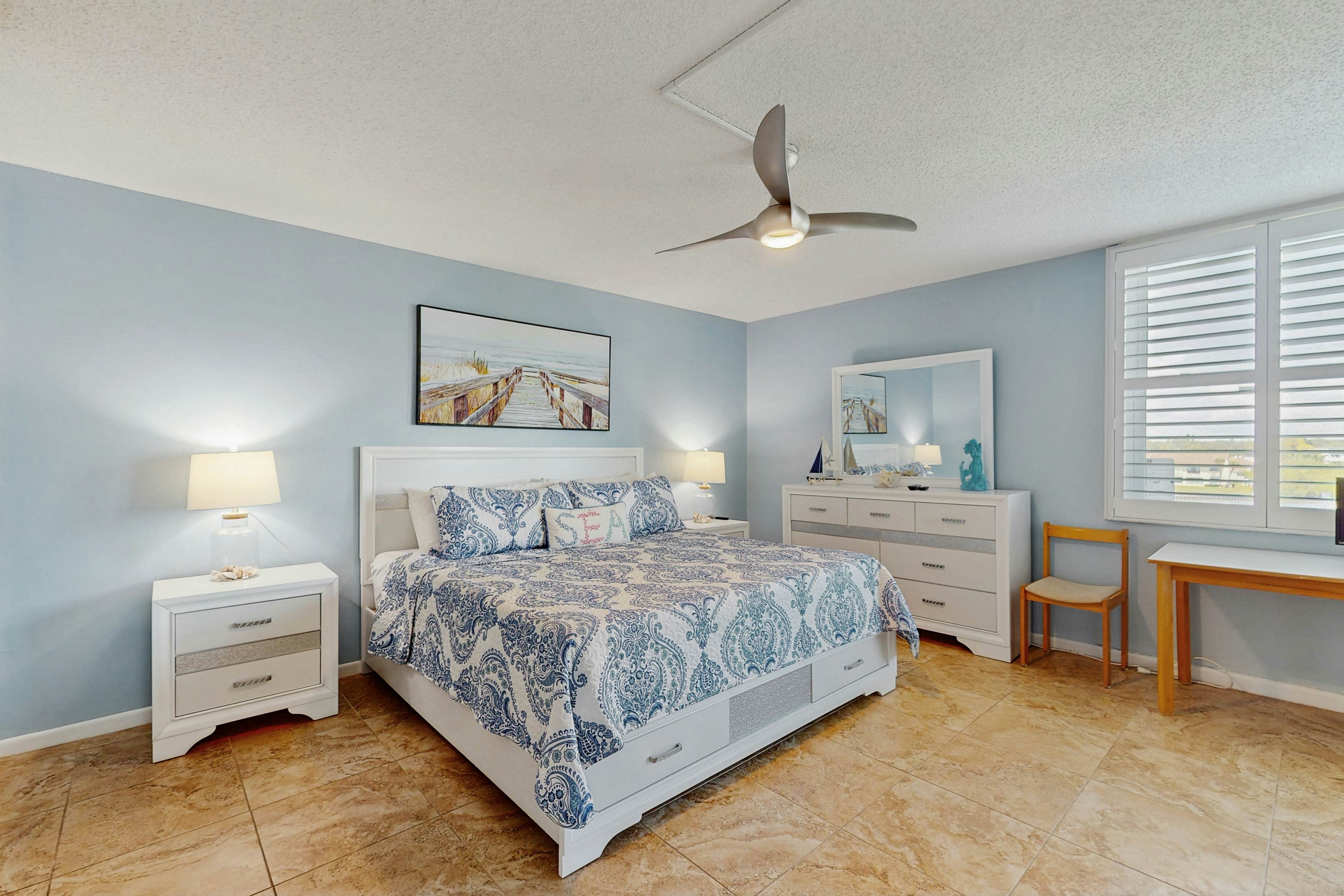 Snowbird-friendly oceanfront gem with WiFi, AC, access to pool, hot tub, & dock