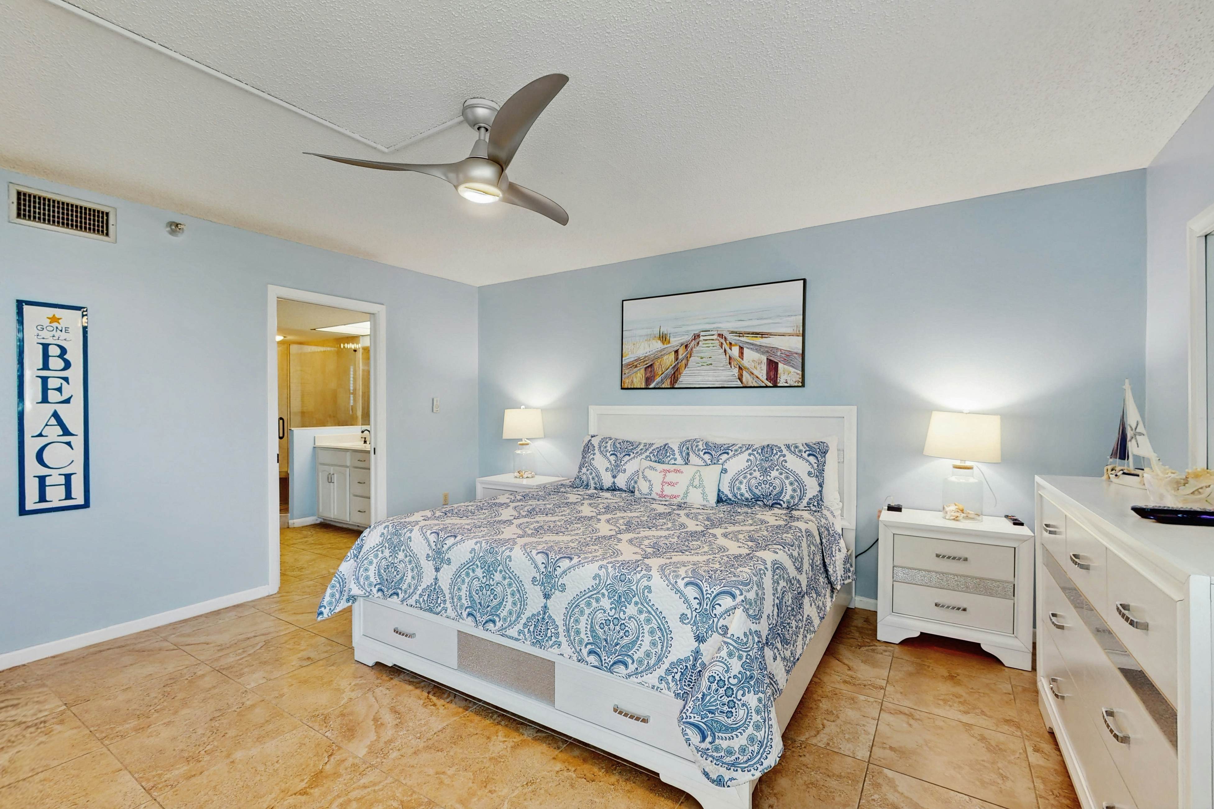 Snowbird-friendly oceanfront gem with WiFi, AC, access to pool, hot tub, & dock