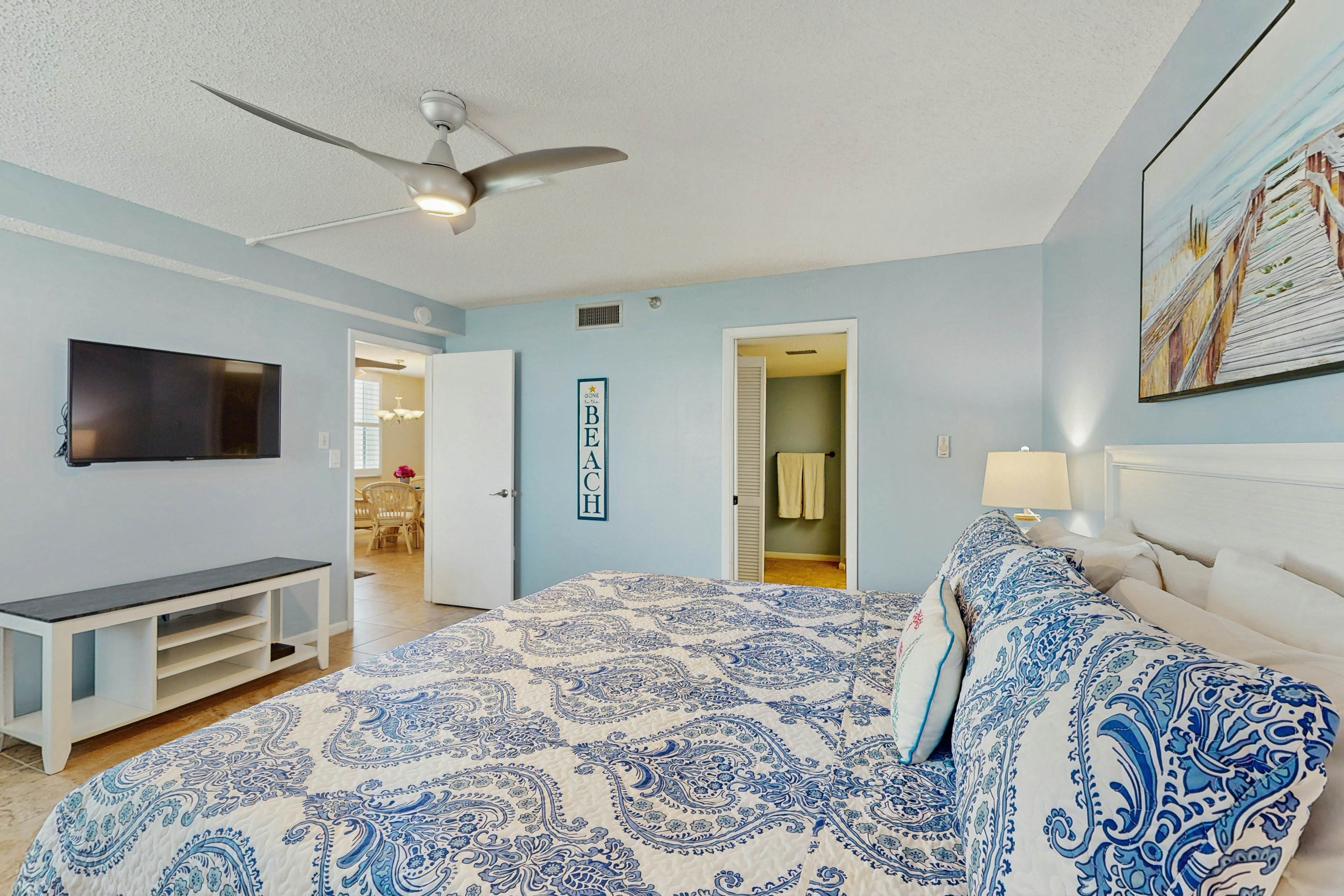 Snowbird-friendly oceanfront gem with WiFi, AC, access to pool, hot tub, & dock