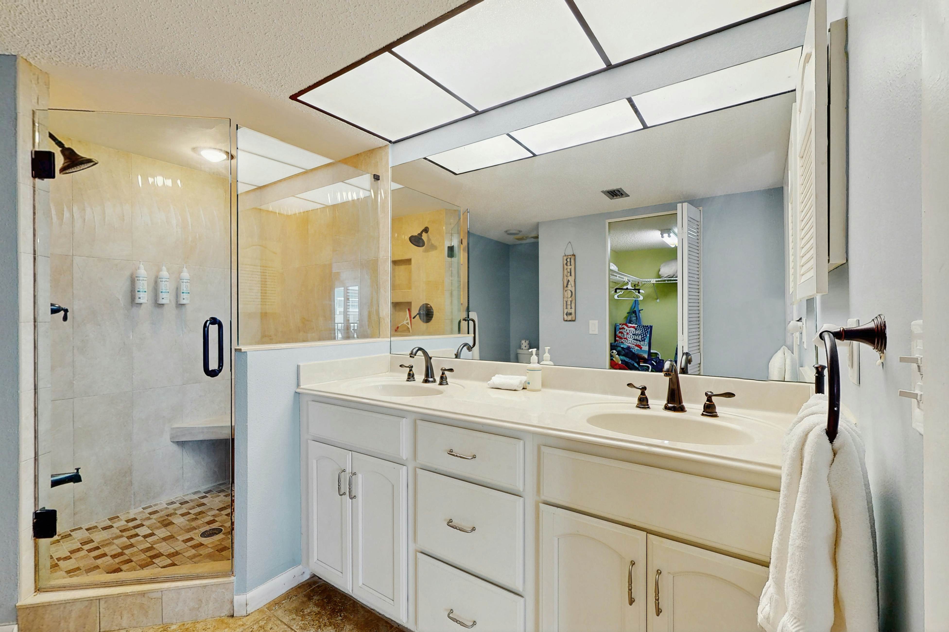 Snowbird-friendly oceanfront gem with WiFi, AC, access to pool, hot tub, & dock