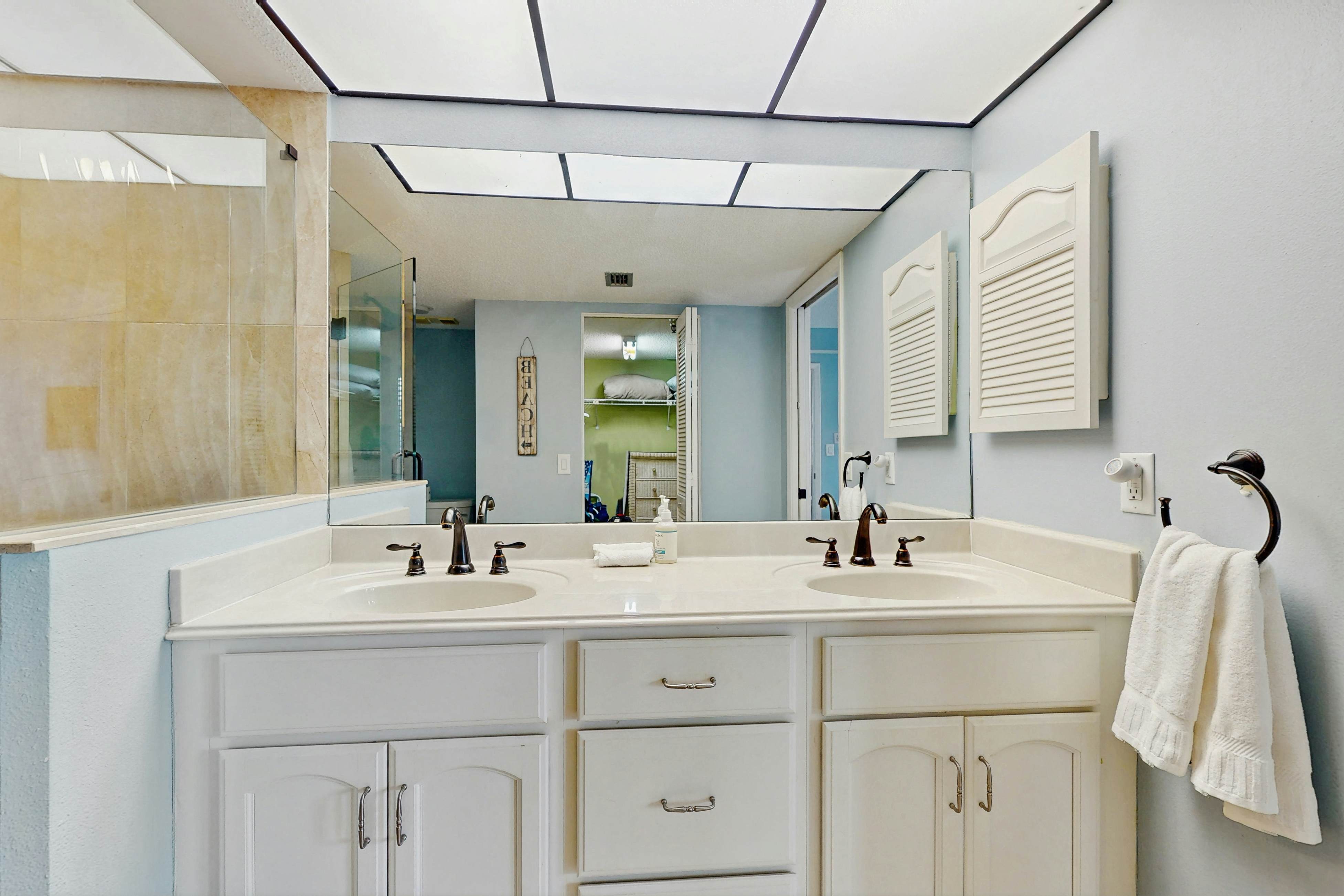 Snowbird-friendly oceanfront gem with WiFi, AC, access to pool, hot tub, & dock