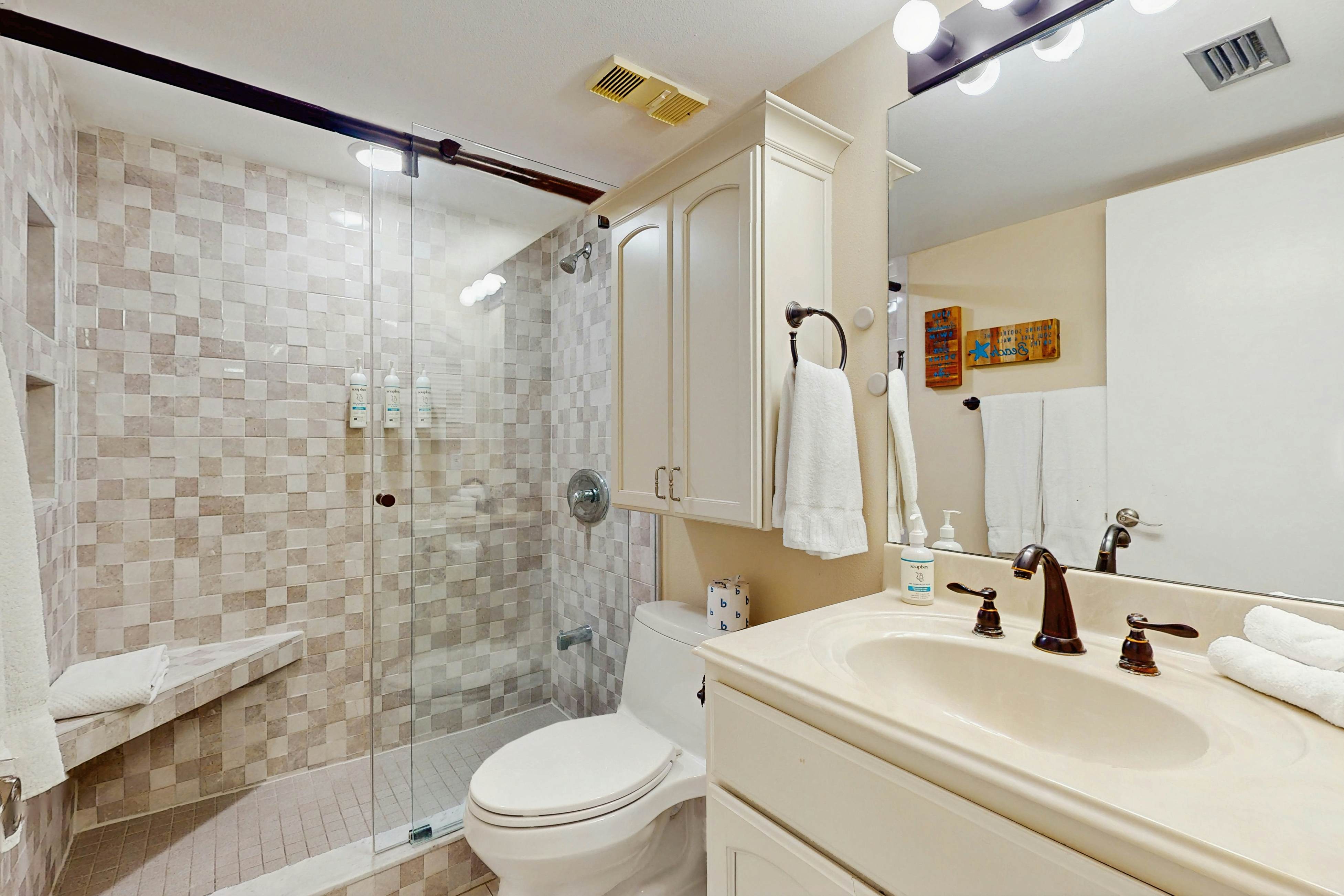 Snowbird-friendly oceanfront gem with WiFi, AC, access to pool, hot tub, & dock