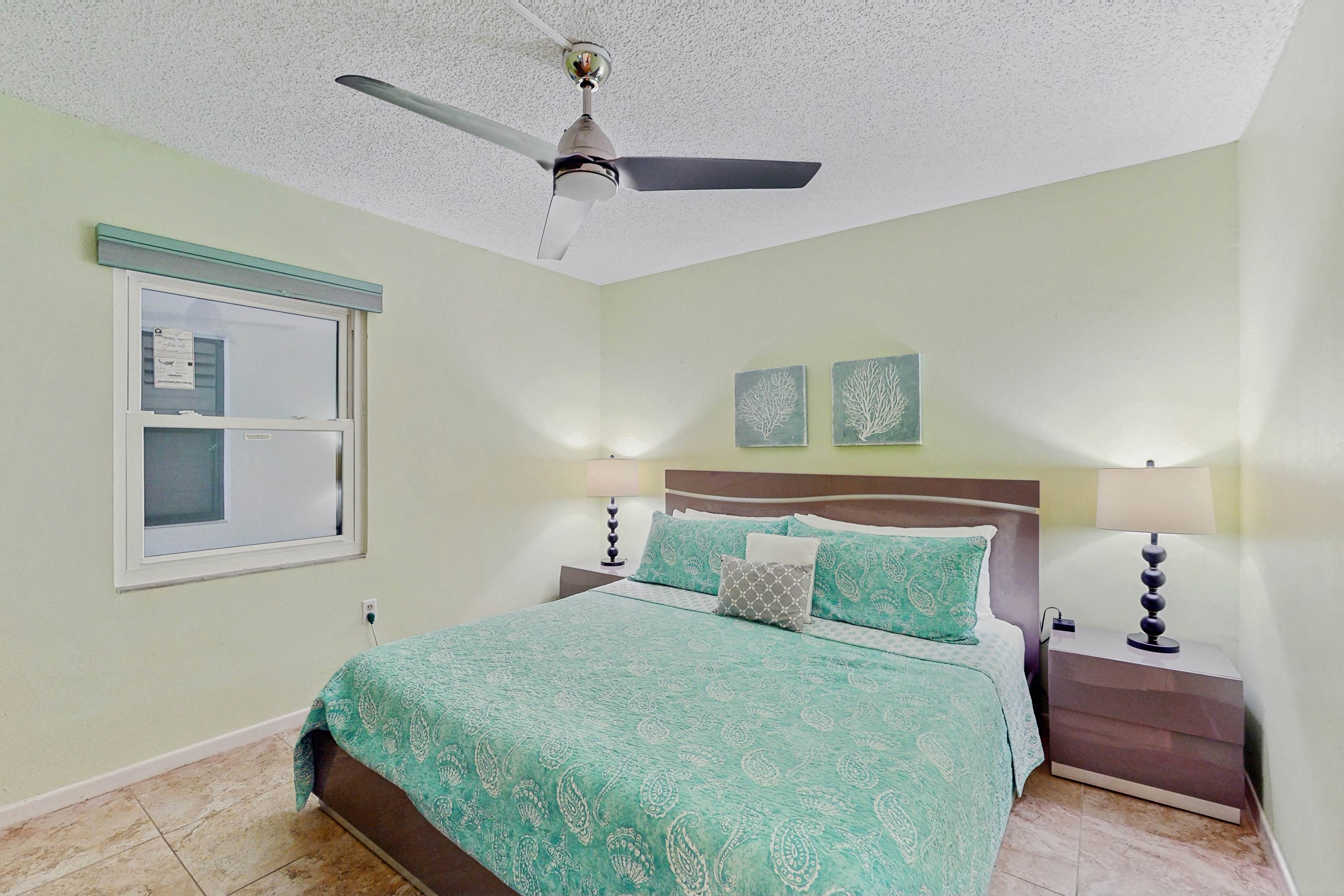 Snowbird-friendly oceanfront gem with WiFi, AC, access to pool, hot tub, & dock