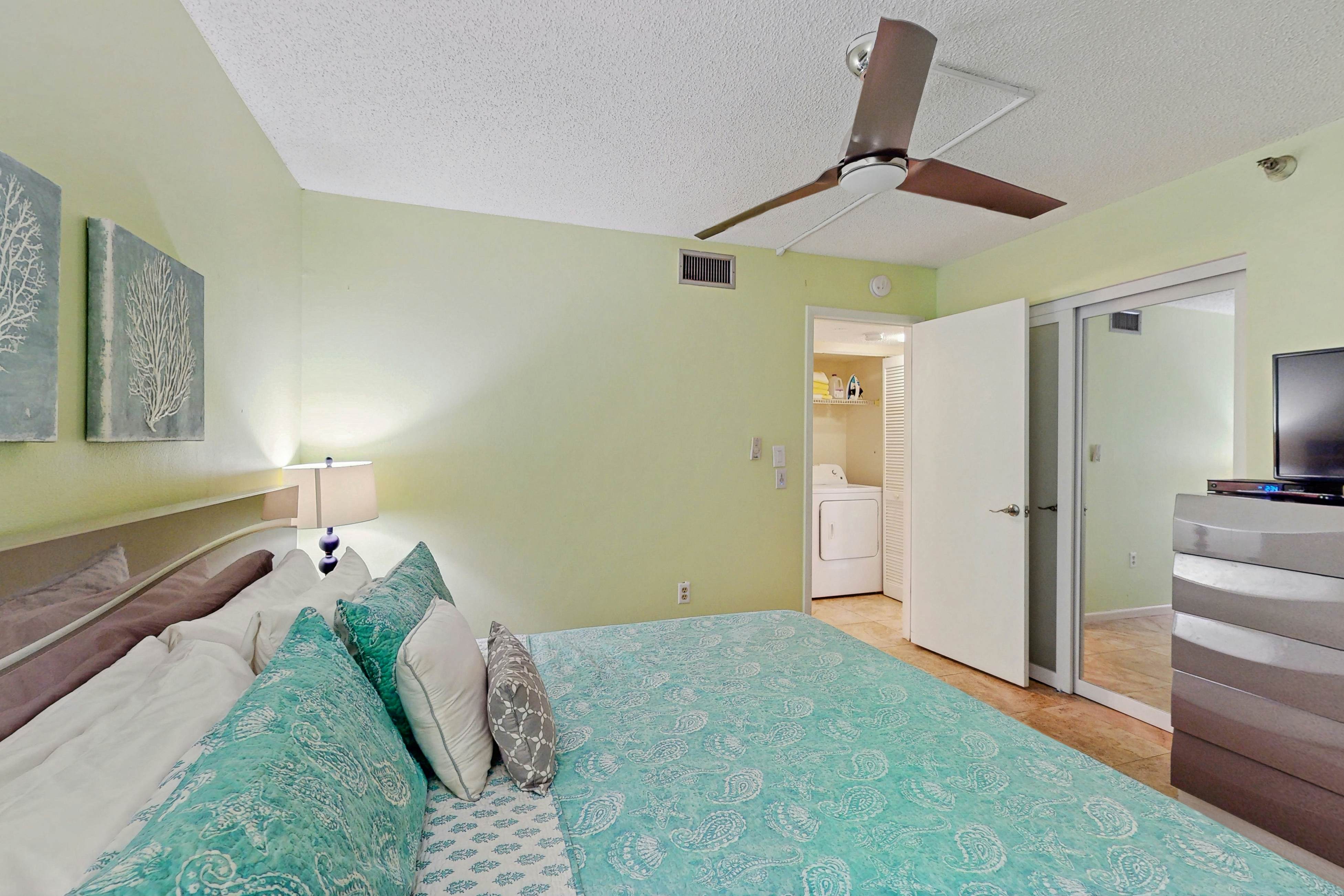 Snowbird-friendly oceanfront gem with WiFi, AC, access to pool, hot tub, & dock