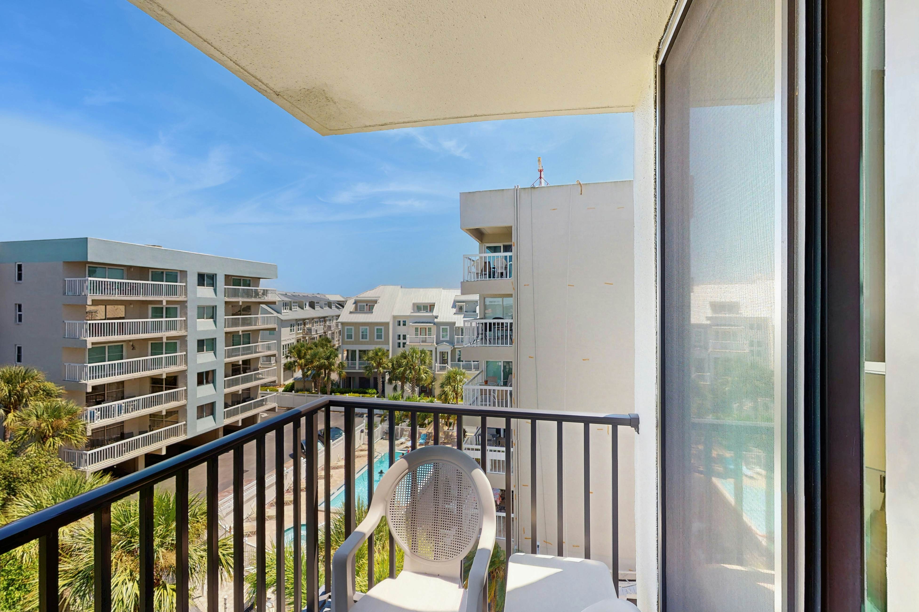 Snowbird-friendly oceanfront gem with WiFi, AC, access to pool, hot tub, & dock