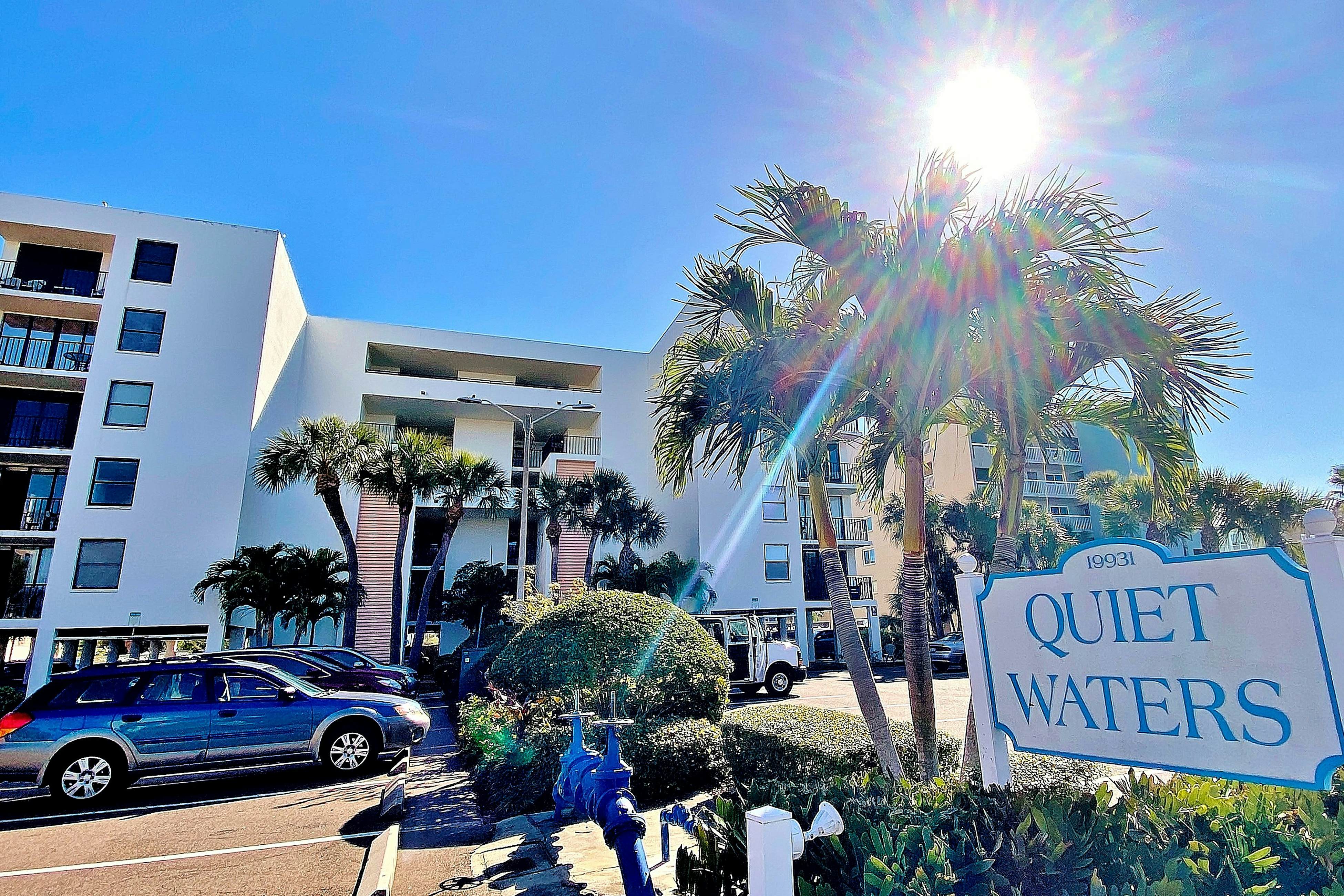 Snowbird-friendly oceanfront gem with WiFi, AC, access to pool, hot tub, & dock