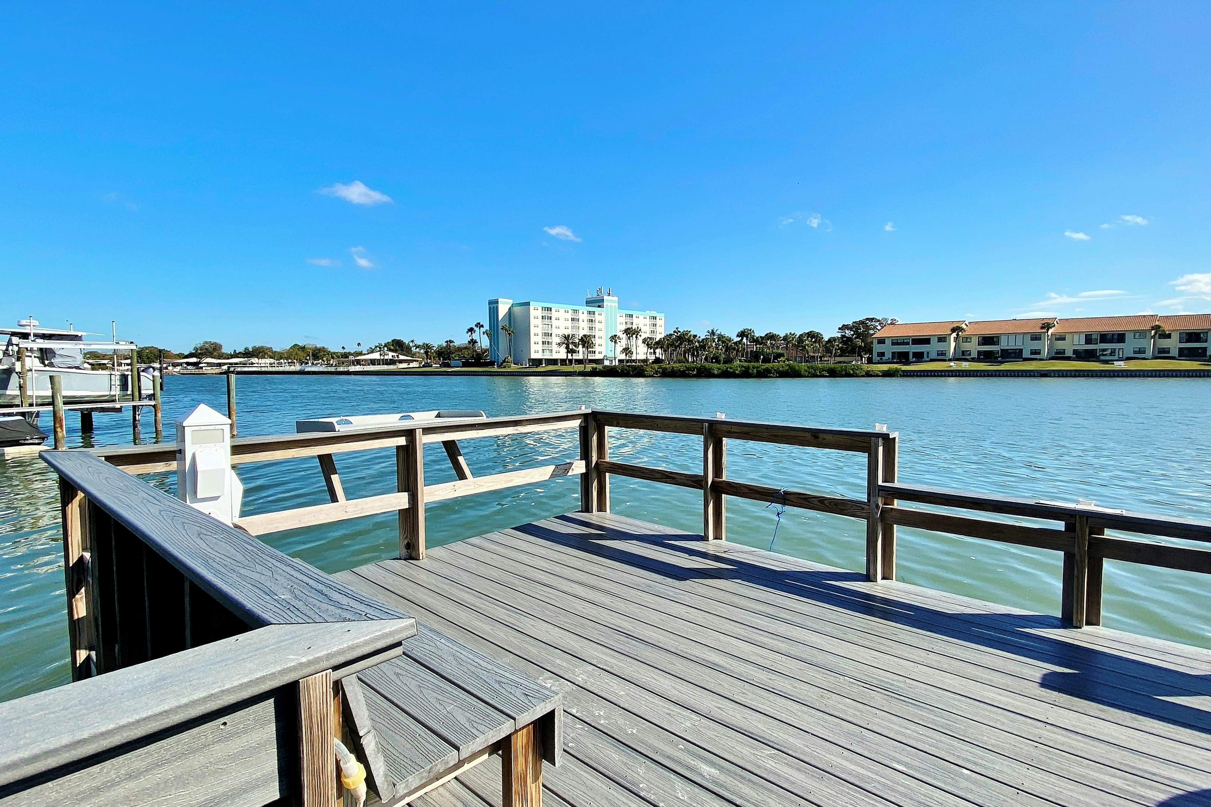 Snowbird-friendly oceanfront gem with WiFi, AC, access to pool, hot tub, & dock