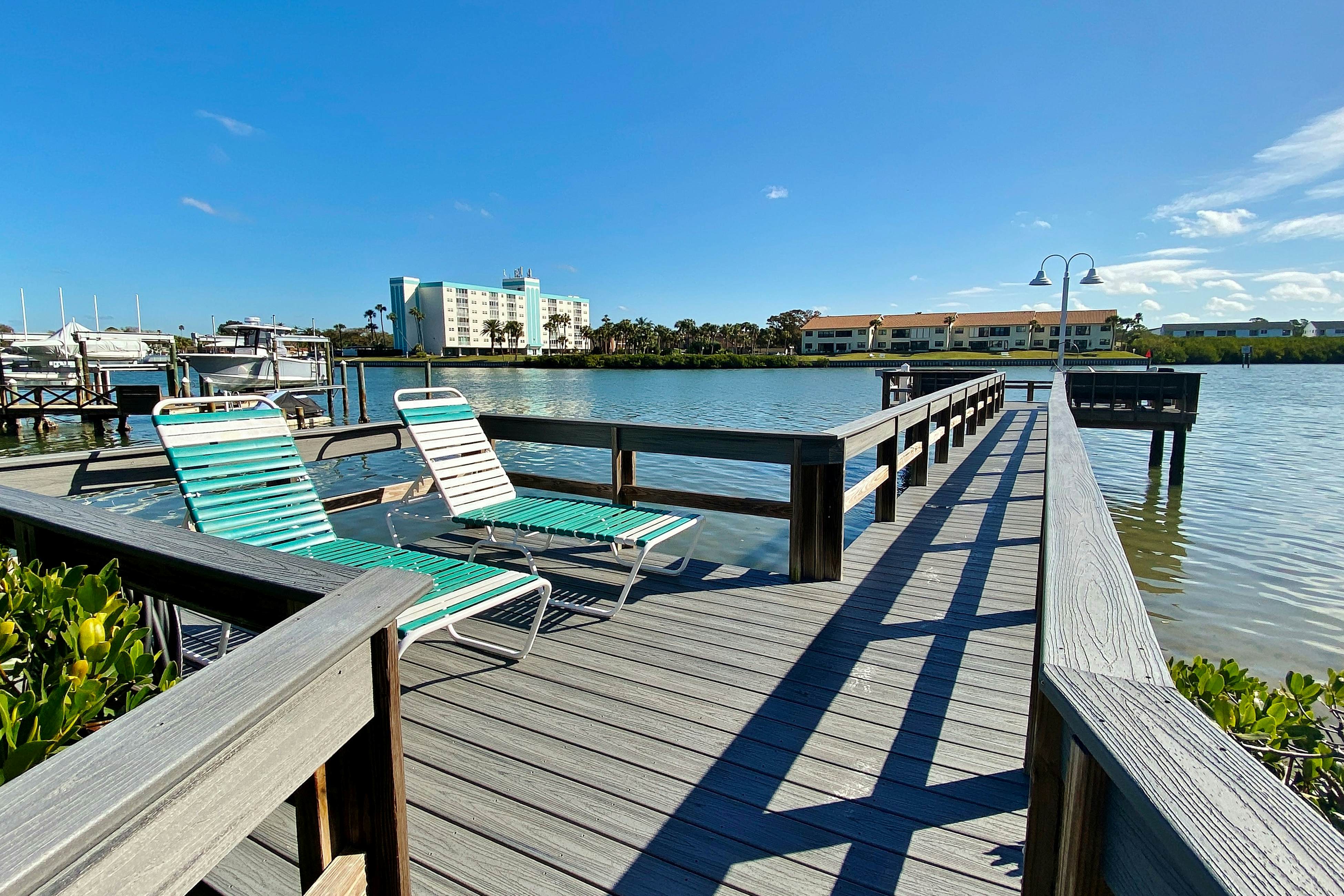 Snowbird-friendly oceanfront gem with WiFi, AC, access to pool, hot tub, & dock