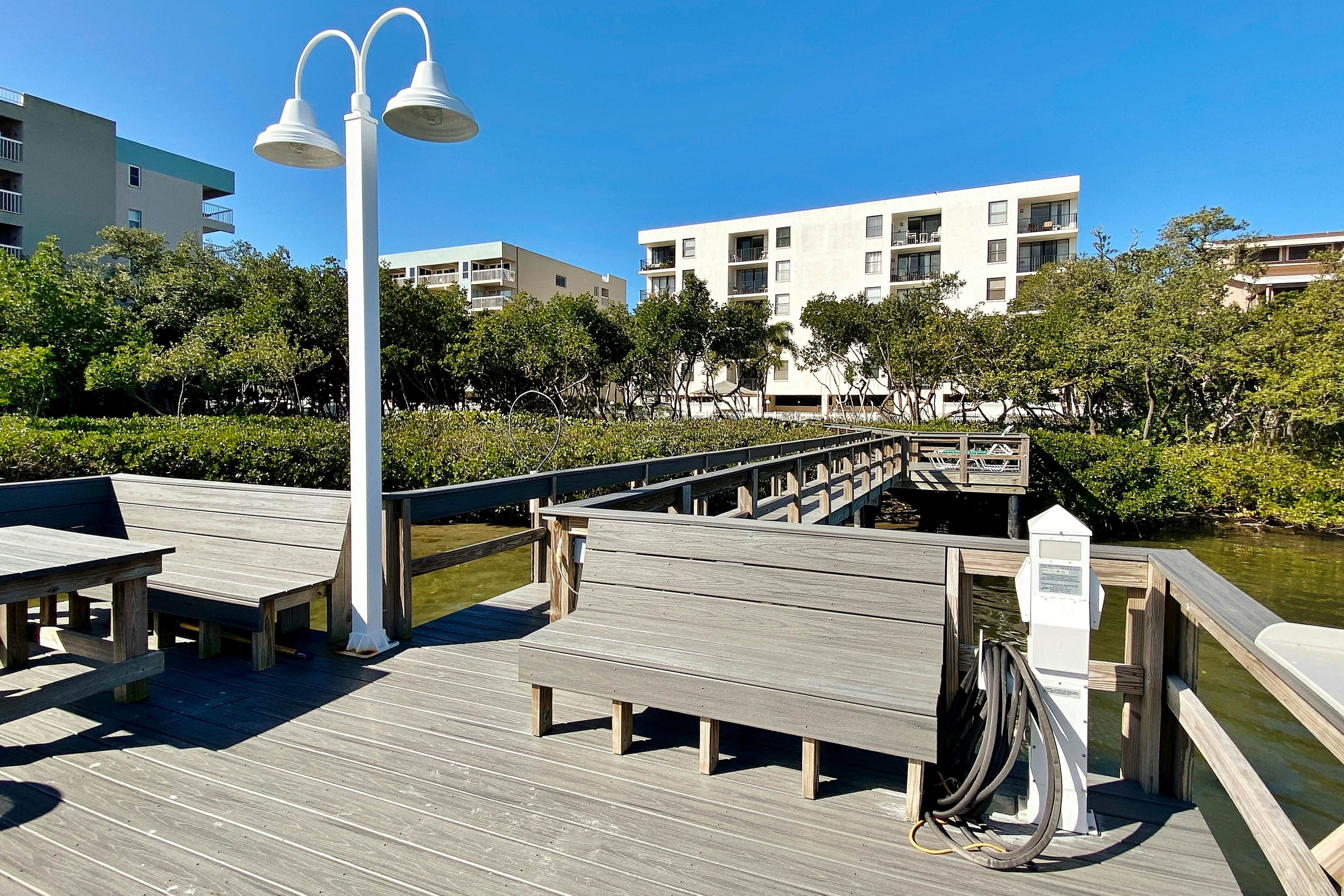 Snowbird-friendly oceanfront gem with WiFi, AC, access to pool, hot tub, & dock