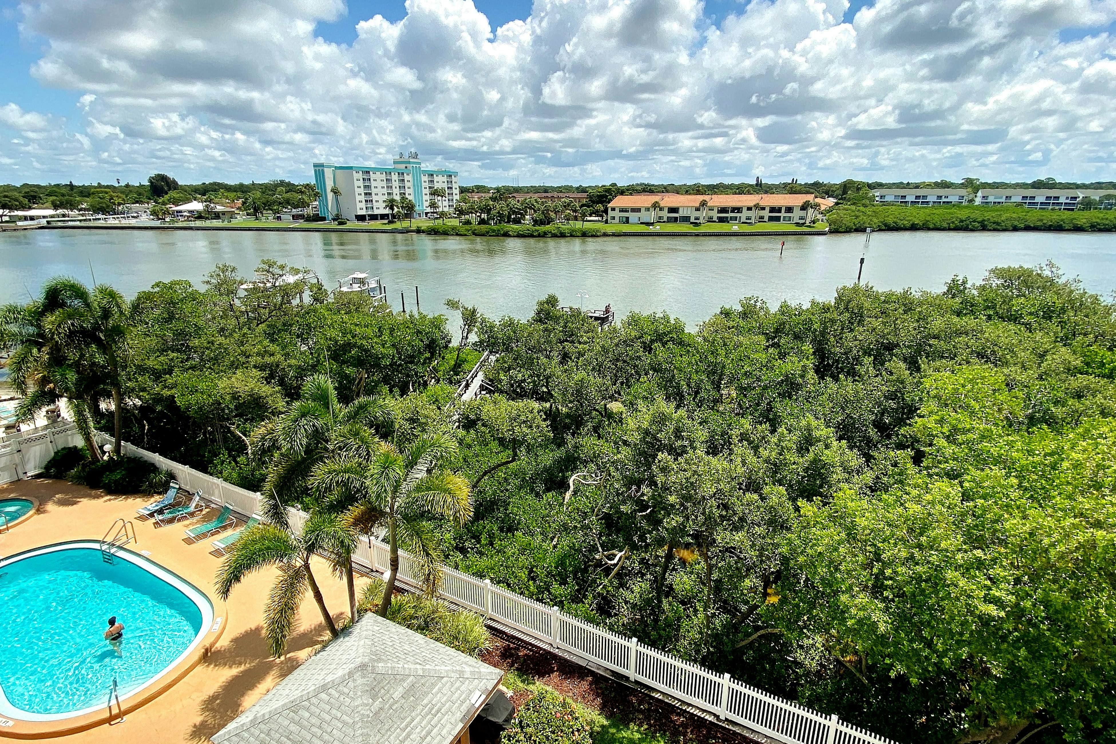 Snowbird-friendly oceanfront gem with WiFi, AC, access to pool, hot tub, & dock