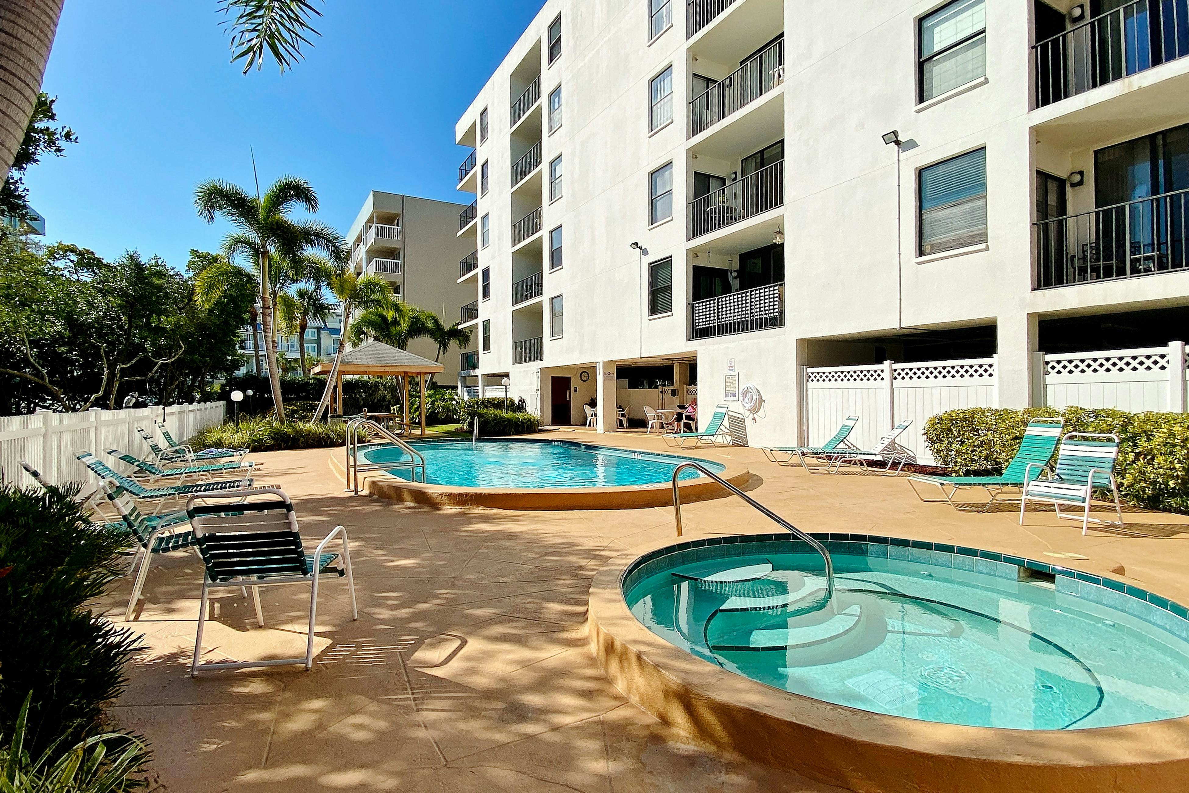 Snowbird-friendly oceanfront gem with WiFi, AC, access to pool, hot tub, & dock