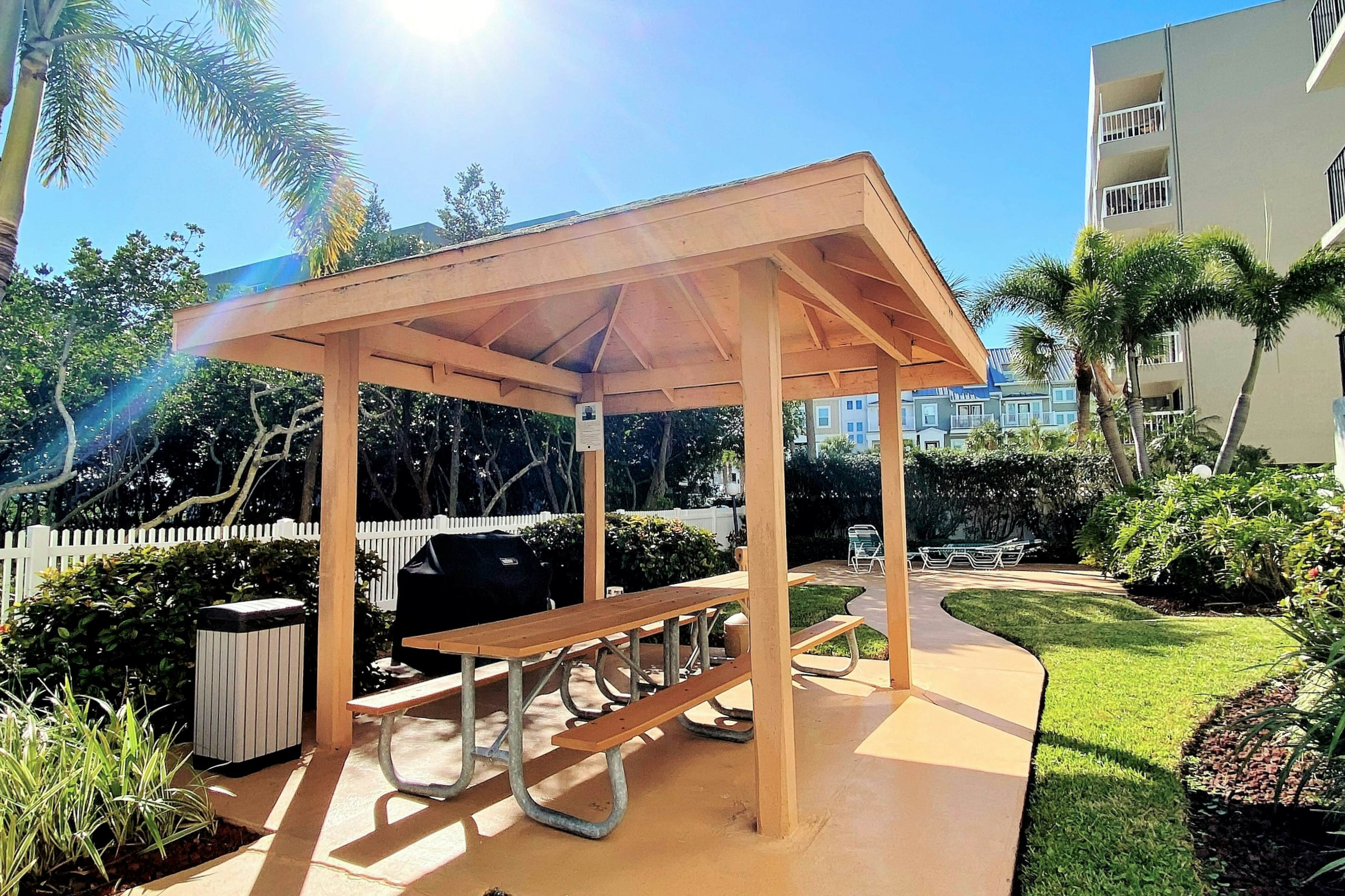 Snowbird-friendly oceanfront gem with WiFi, AC, access to pool, hot tub, & dock