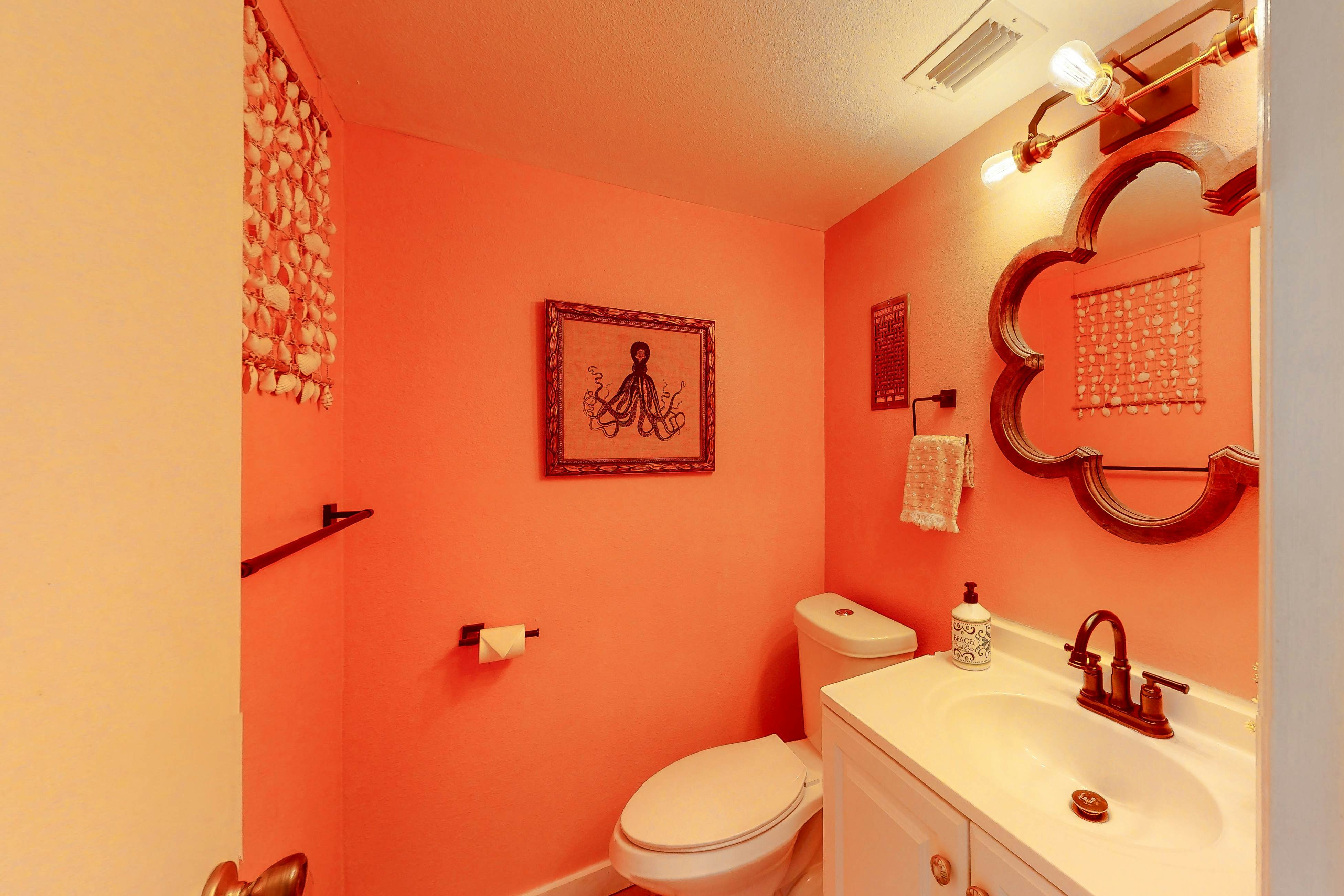 Lovely waterfront townhouse with pool, fast WiFi, central AC, & washer/dryer