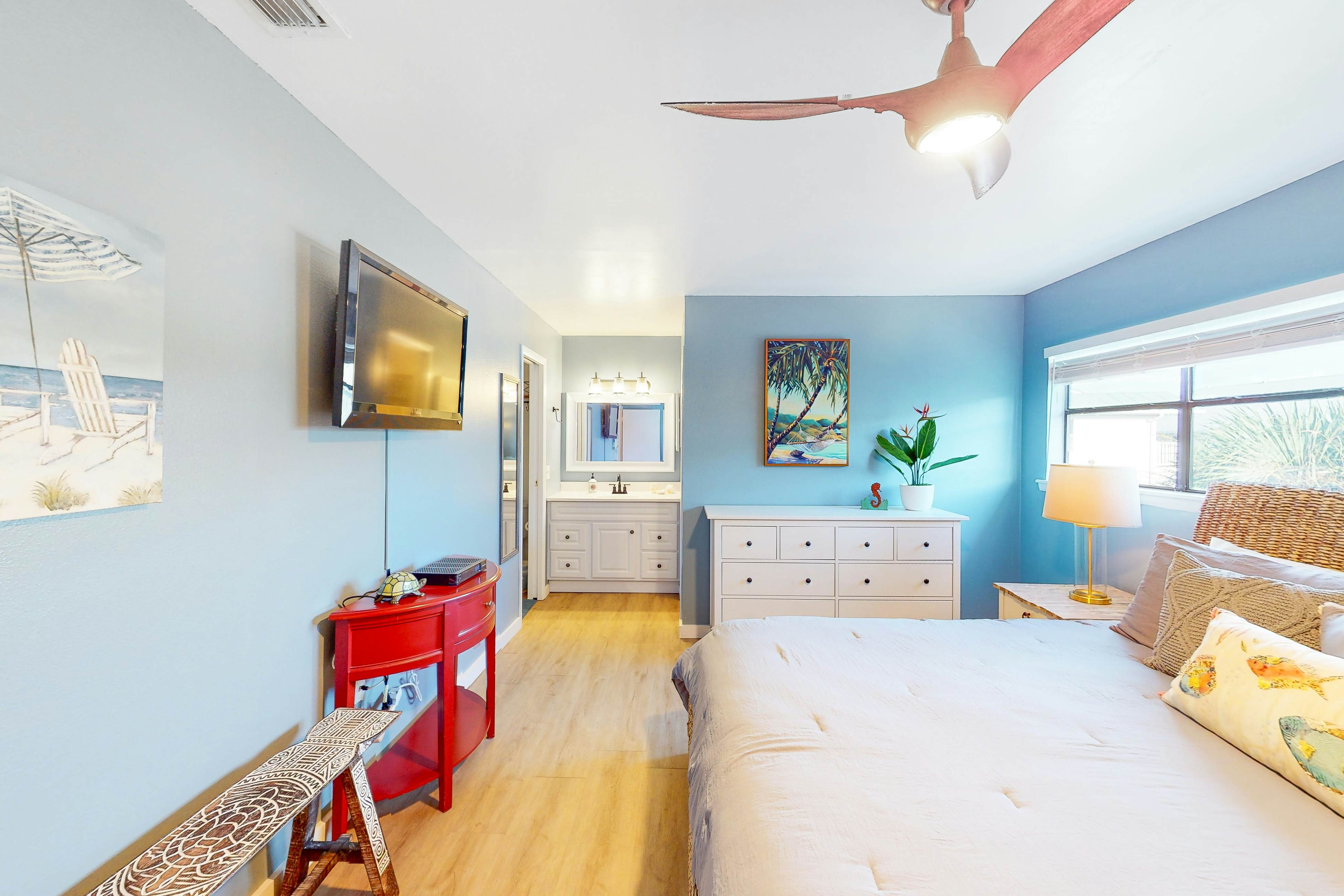 Lovely waterfront townhouse with pool, fast WiFi, central AC, & washer/dryer