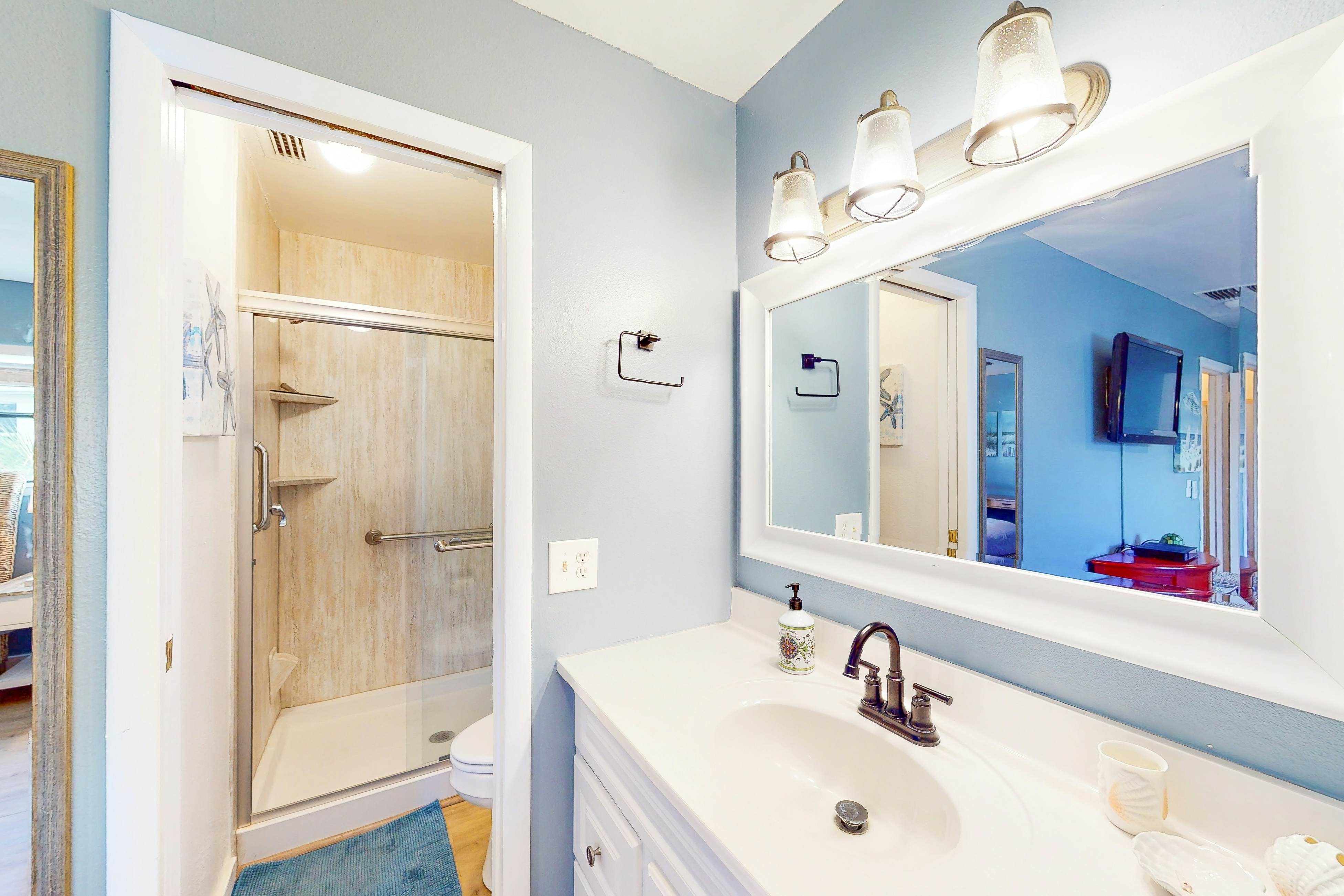 Lovely waterfront townhouse with pool, fast WiFi, central AC, & washer/dryer